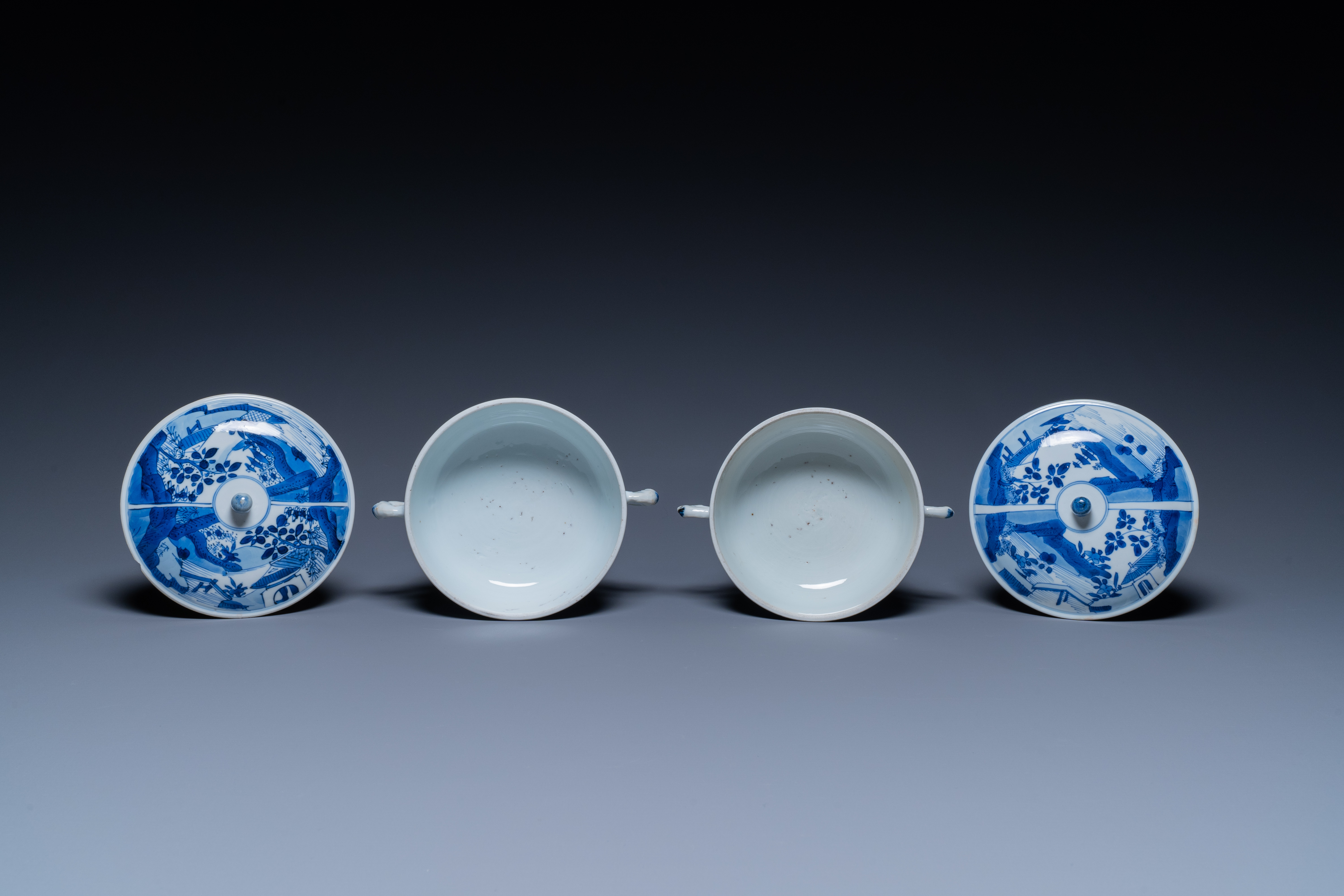A pair of Chinese blue and white bowls and covers, Kangxi - Image 6 of 7