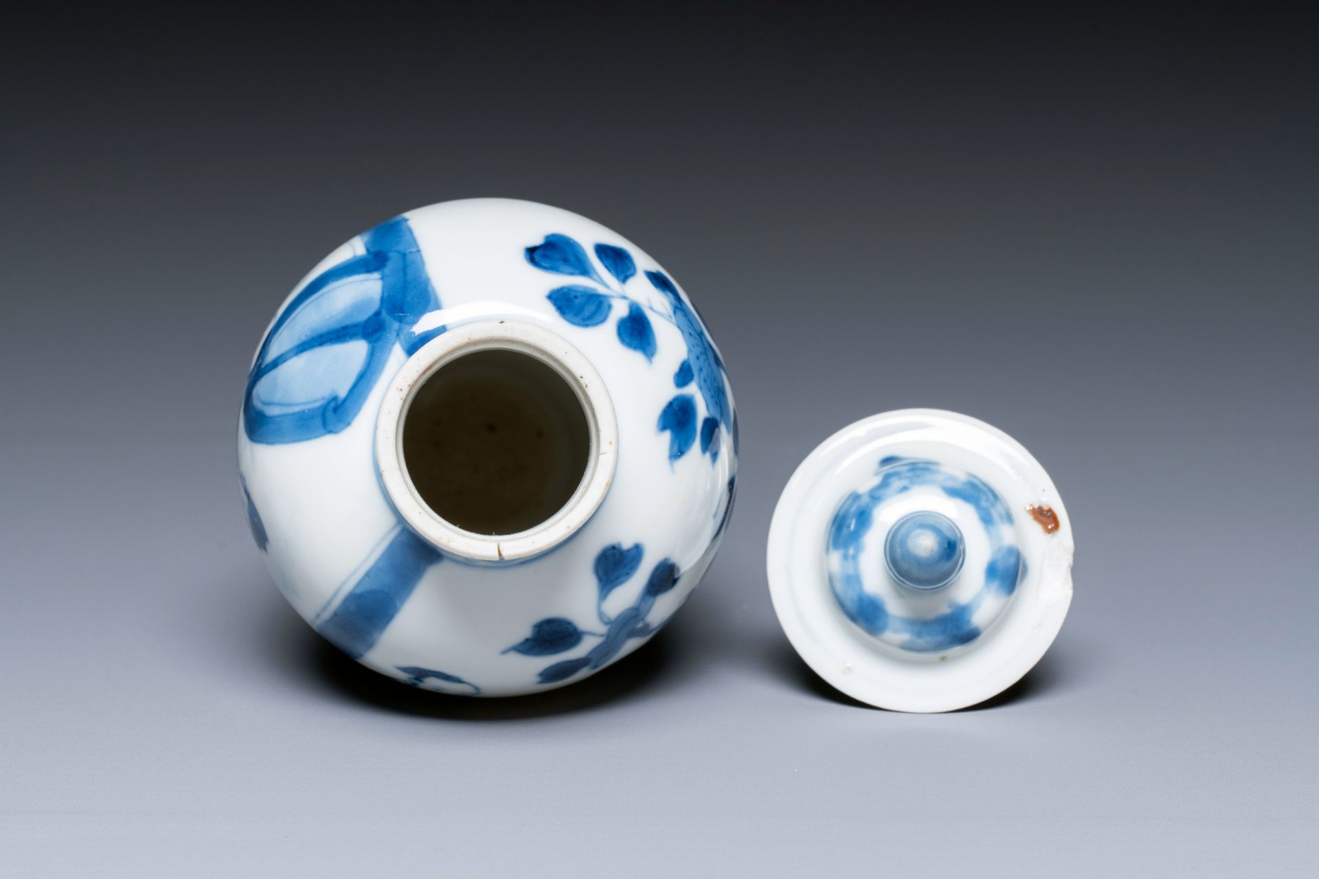 A Chinese blue and white covered vase and a verte-Imari plate, Kangxi - Image 8 of 9