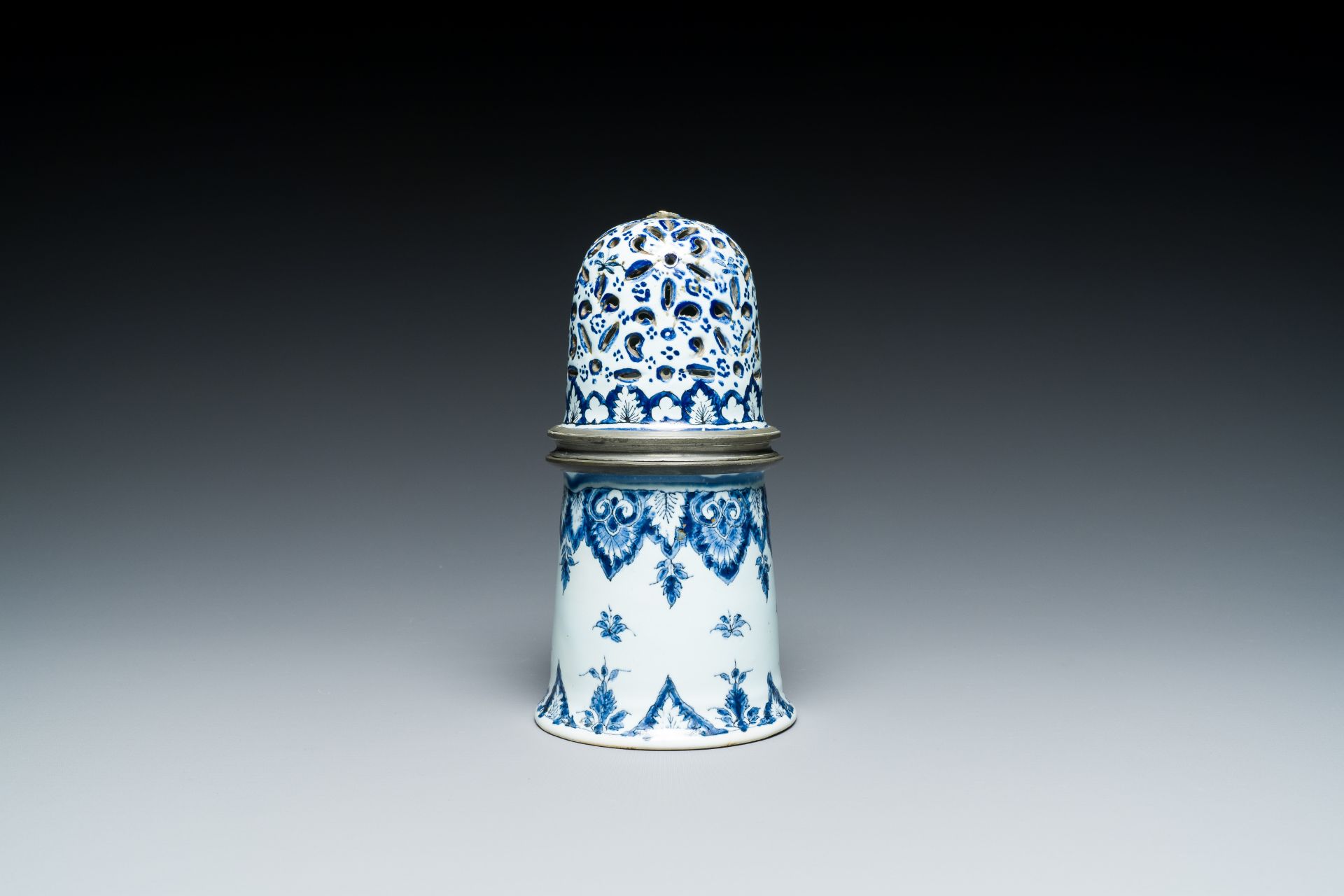 A blue and white French faience caster with pewter mounts, Rouen, 18th C. - Bild 3 aus 7