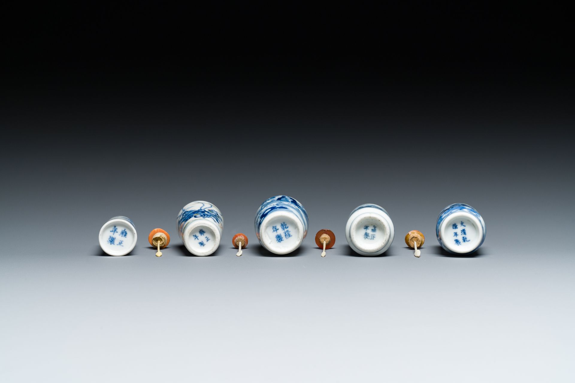 Five Chinese blue, white and wucai snuff bottles, 19th C. - Image 7 of 7