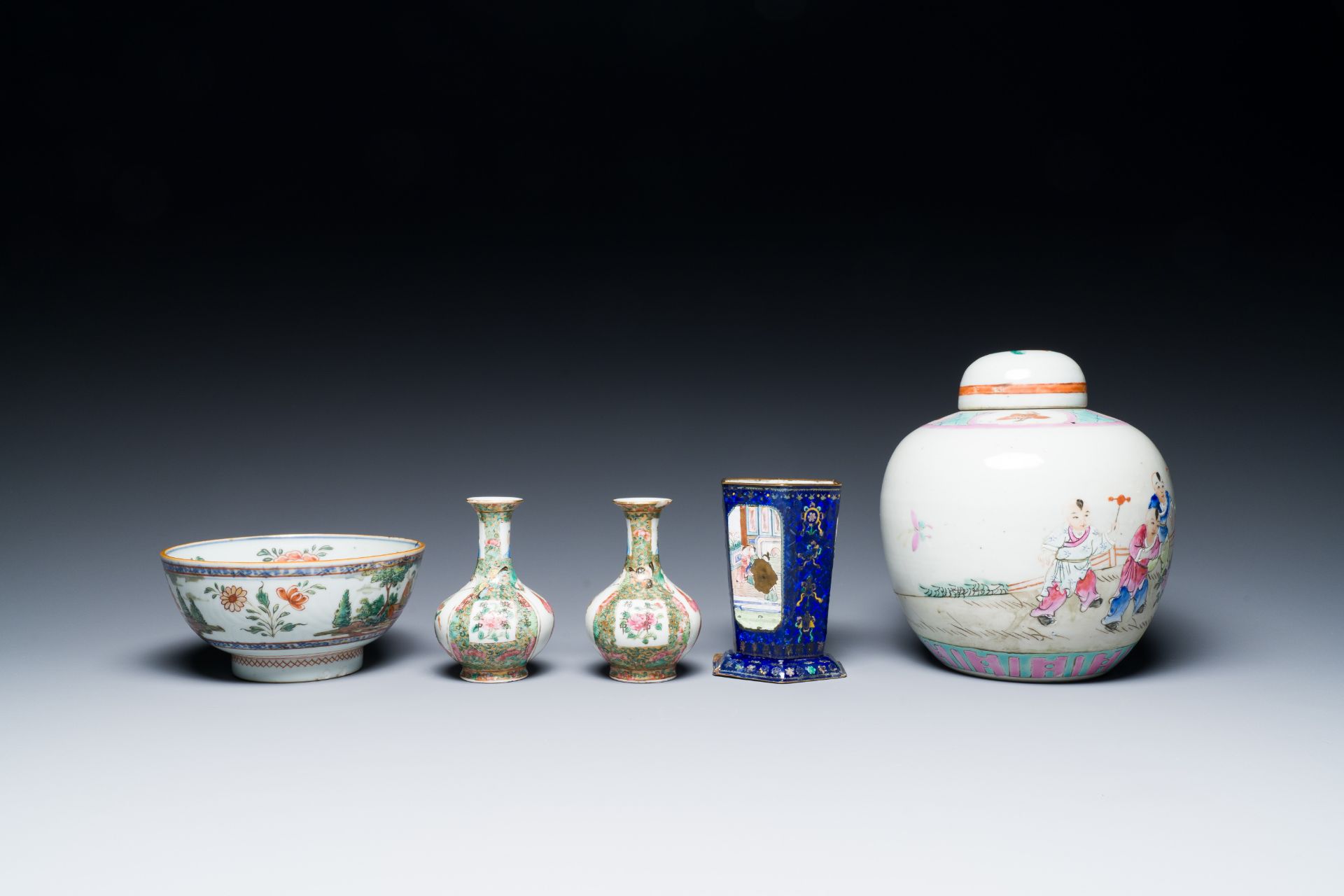 A varied collection of Chinese porcelain and Canton enamel, 18/19th C. - Image 17 of 20