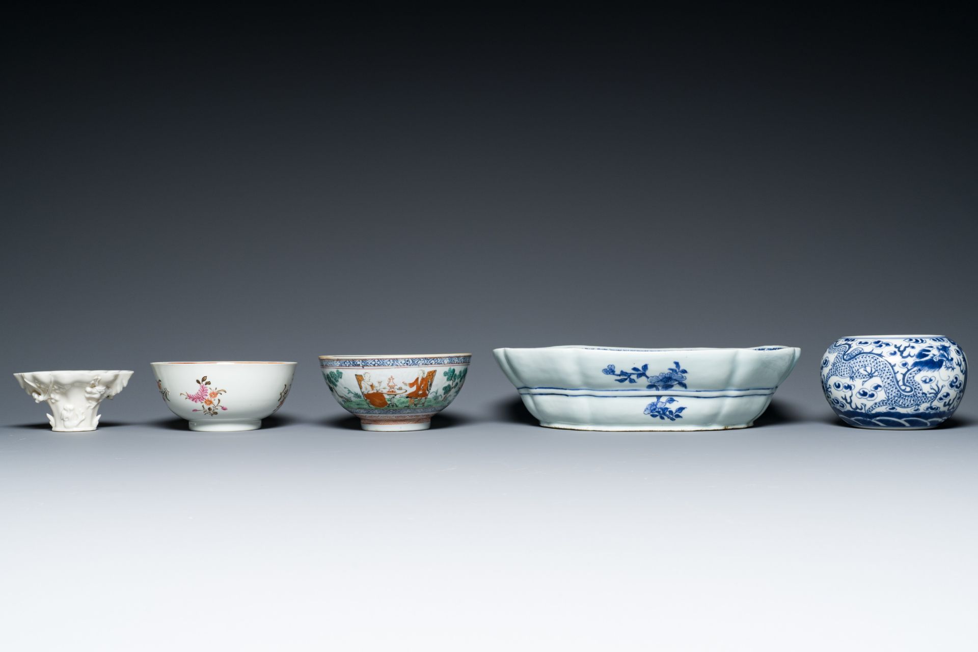 A varied collection of Chinese porcelain, 18/19th C. - Image 3 of 9