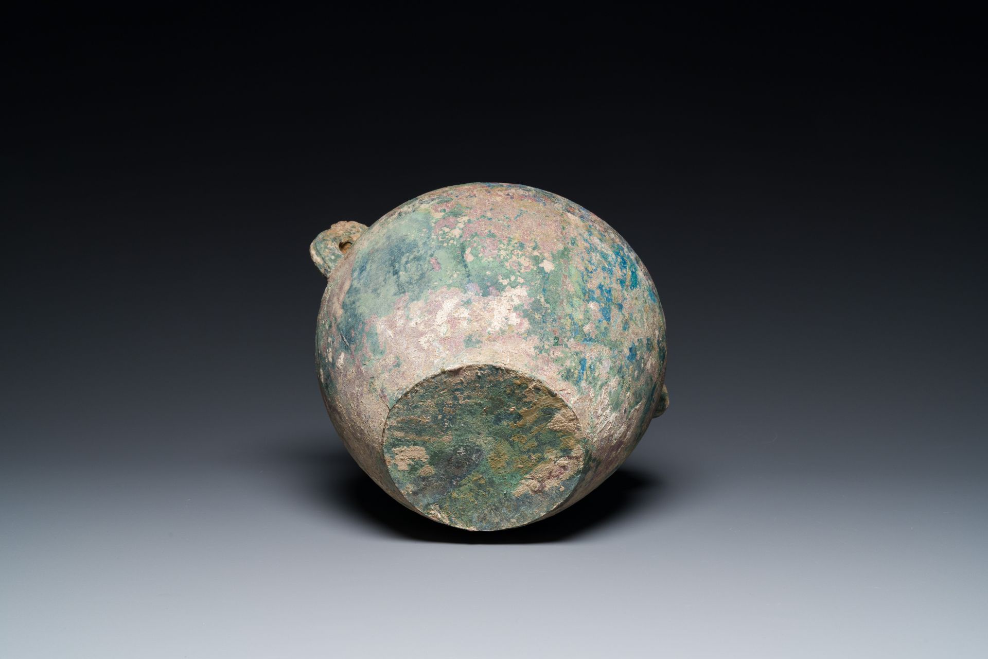 A Chinese archaic bronze wine vessel, 'lei', Eastern Zhou, Spring and Autumn period - Image 6 of 7