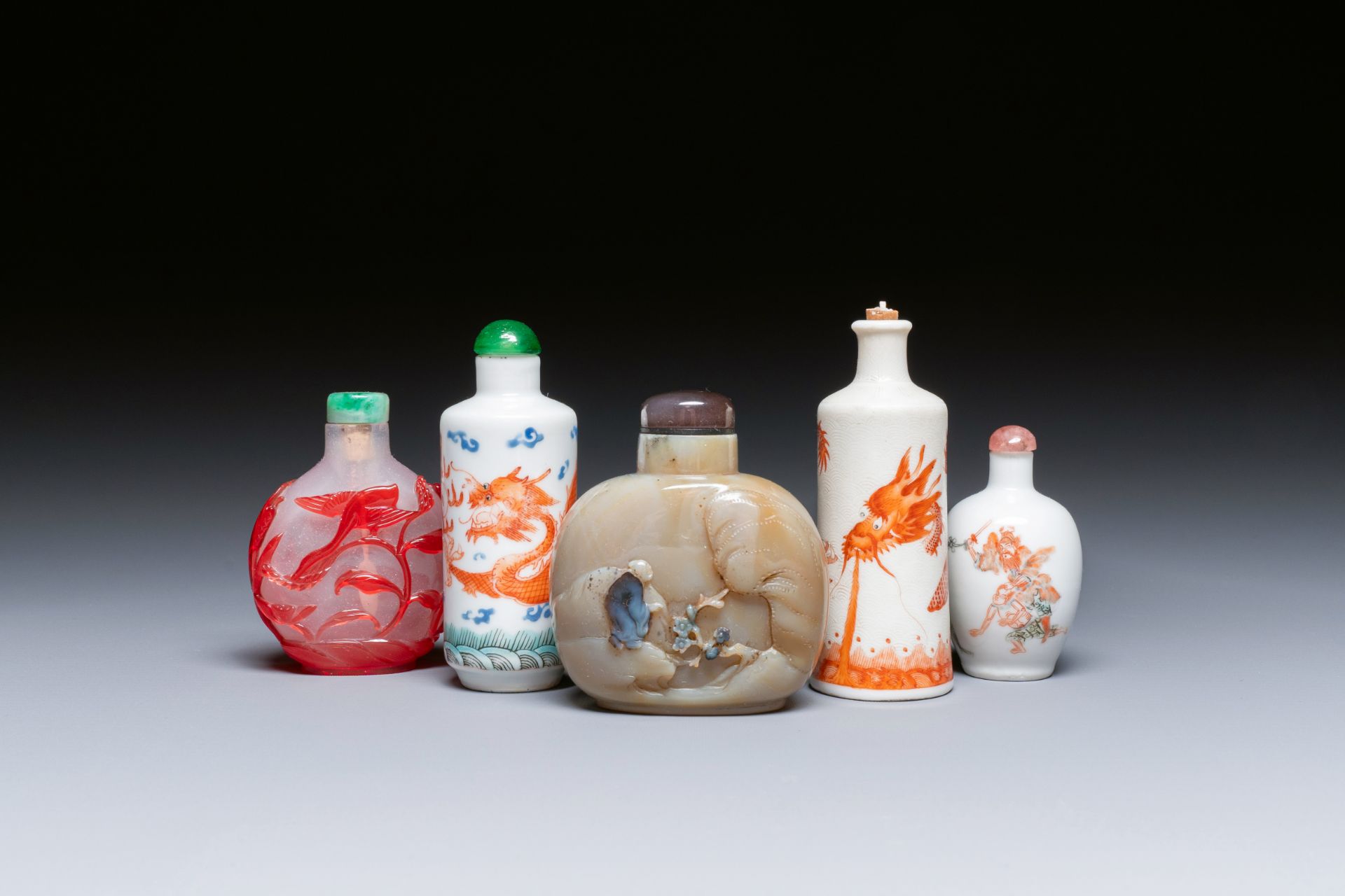 Five Chinese porcelain, glass and agate snuff bottles, 19/20th C.