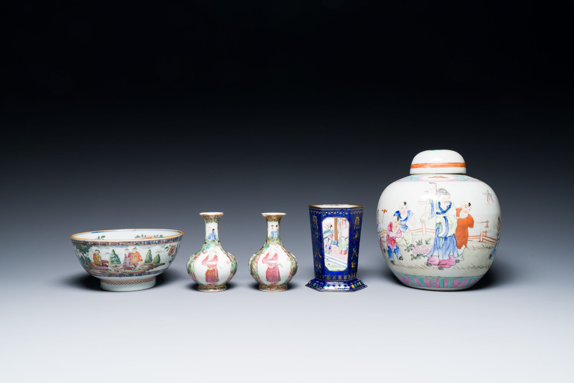 A varied collection of Chinese porcelain and Canton enamel, 18/19th C. - Image 16 of 20