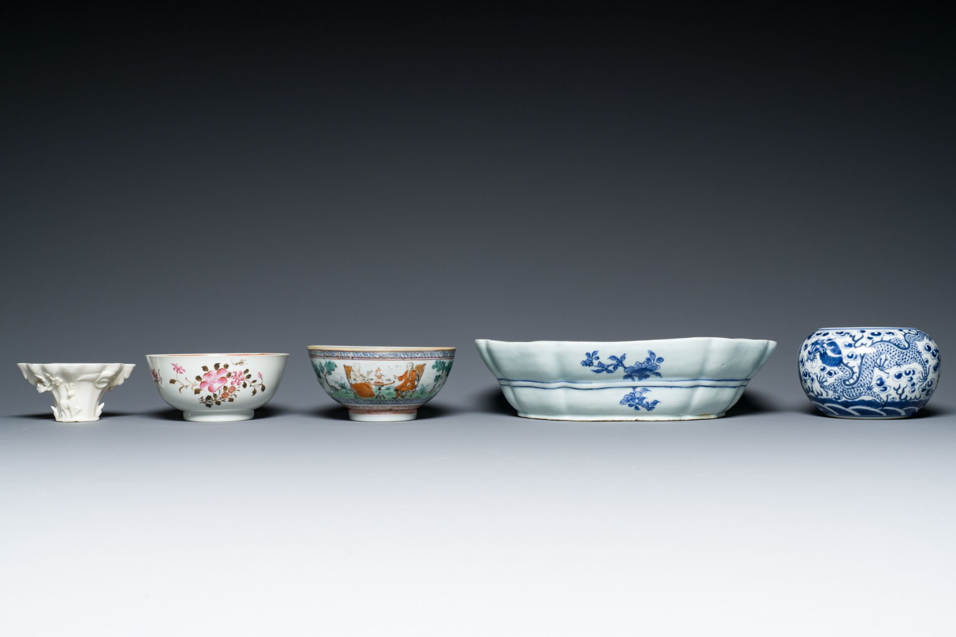 A varied collection of Chinese porcelain, 18/19th C. - Image 2 of 9