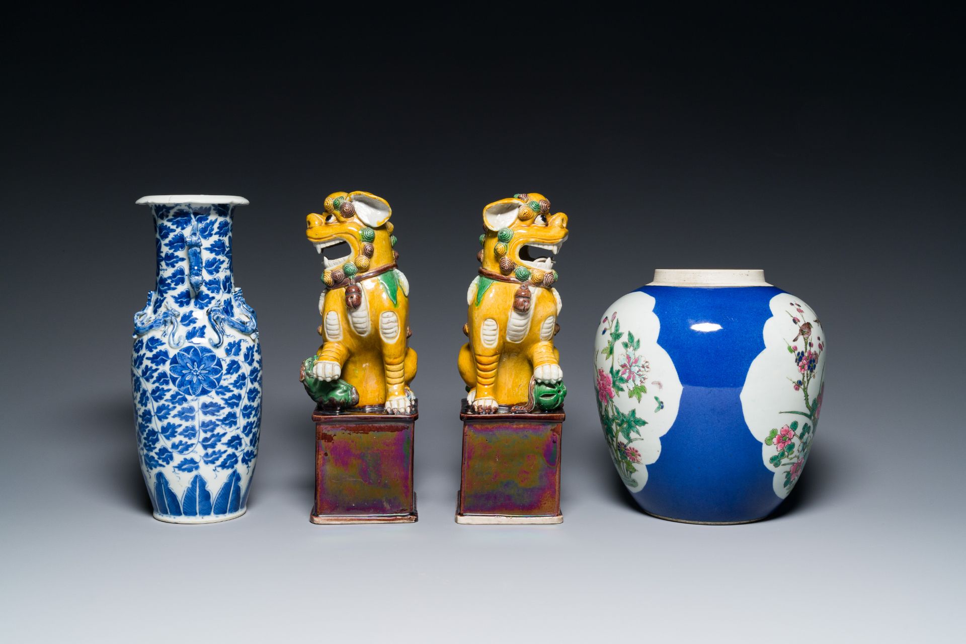 A varied collection of Chinese porcelain, 19th C. - Image 5 of 15