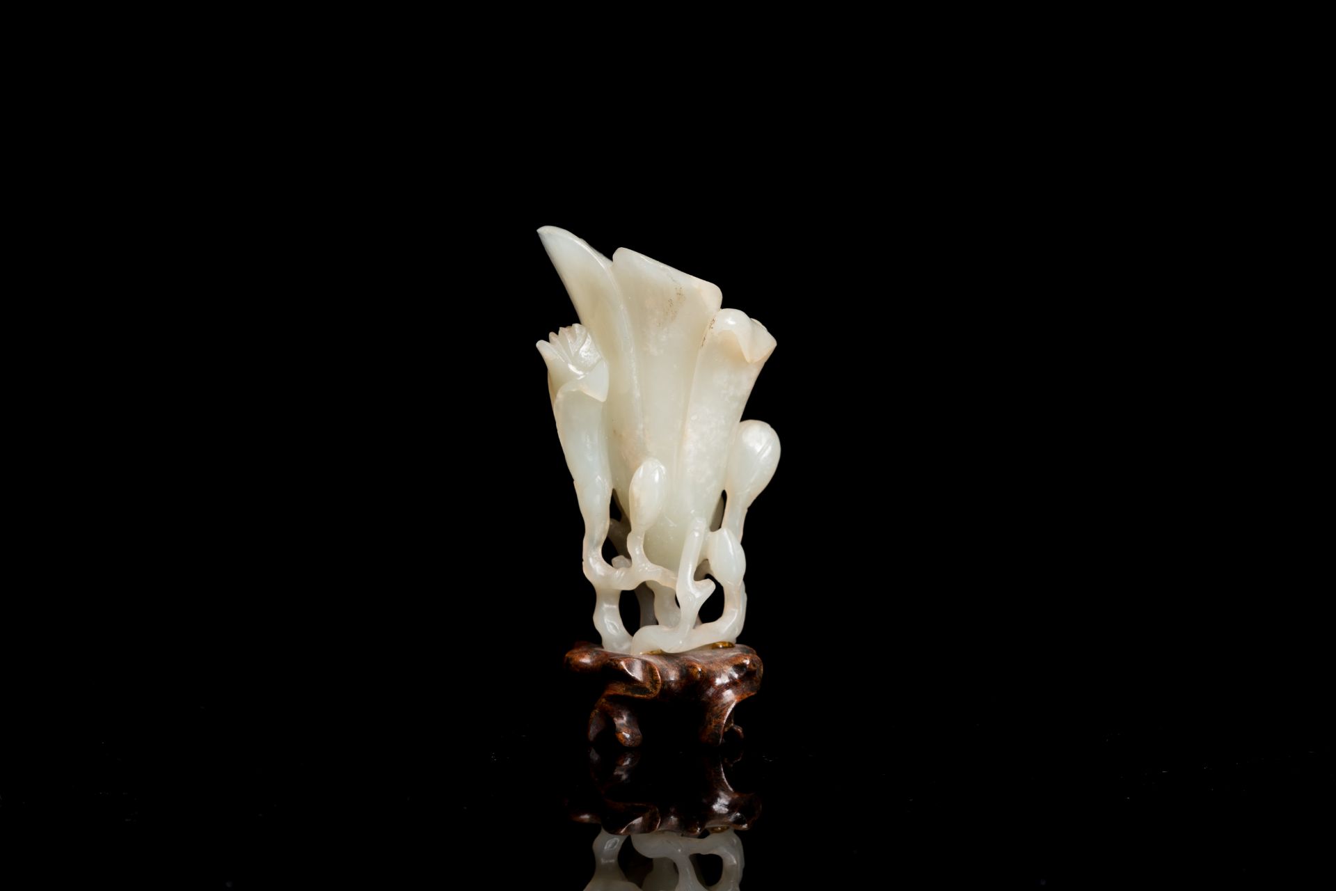 A Chinese white jade 'magnolia' carving, Qing - Image 5 of 7