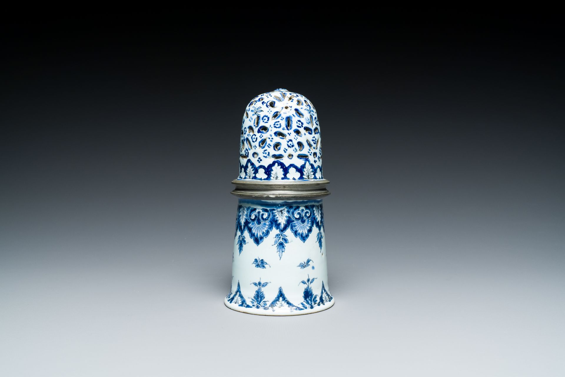 A blue and white French faience caster with pewter mounts, Rouen, 18th C. - Bild 5 aus 7