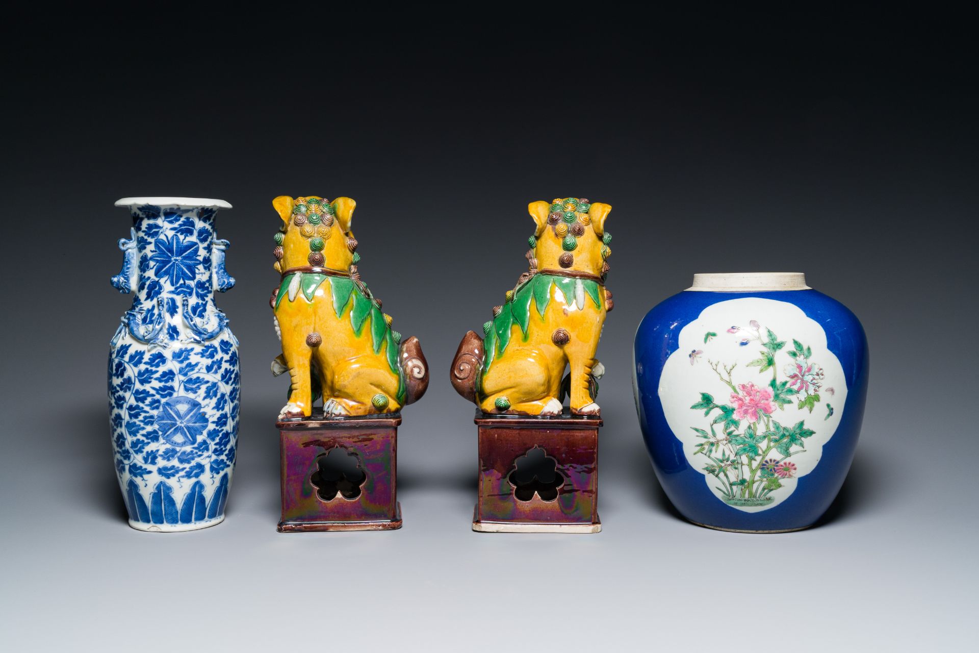 A varied collection of Chinese porcelain, 19th C. - Image 6 of 15