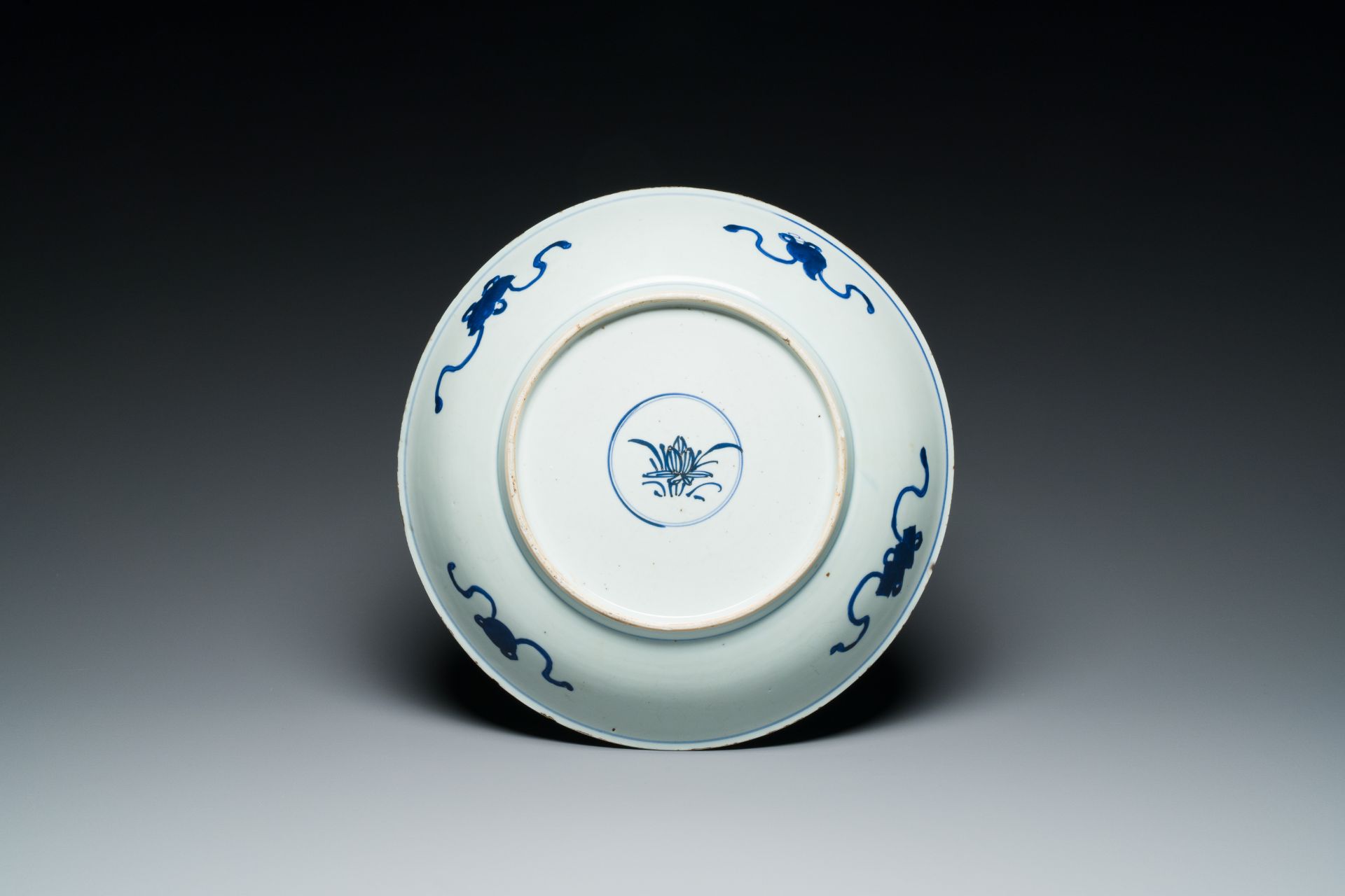 A varied collection of Chinese porcelain, 18/19th C. - Image 5 of 18