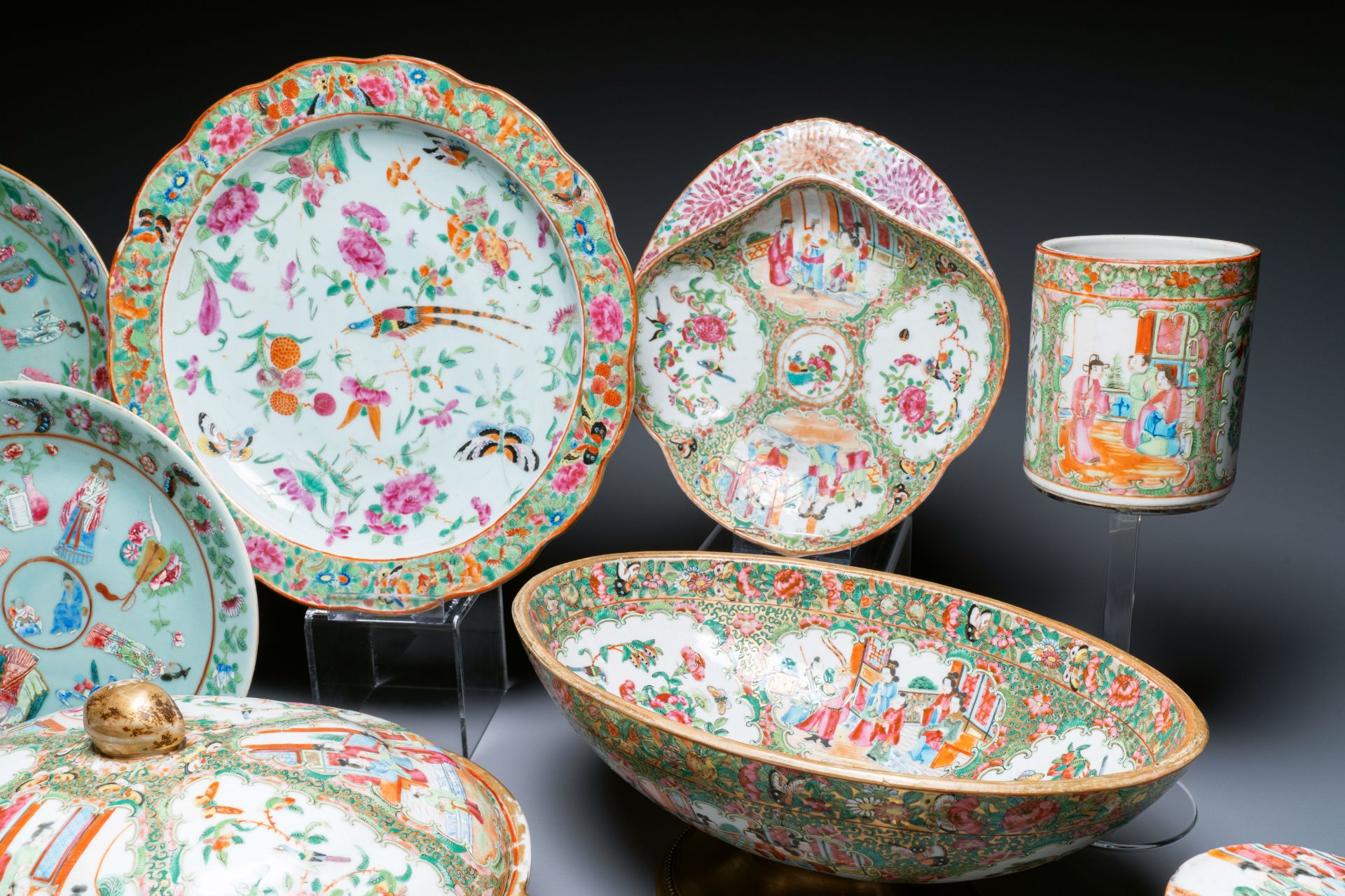 An extensive collection of Chinese Canton famille rose porcelain, 19th C. - Image 5 of 5