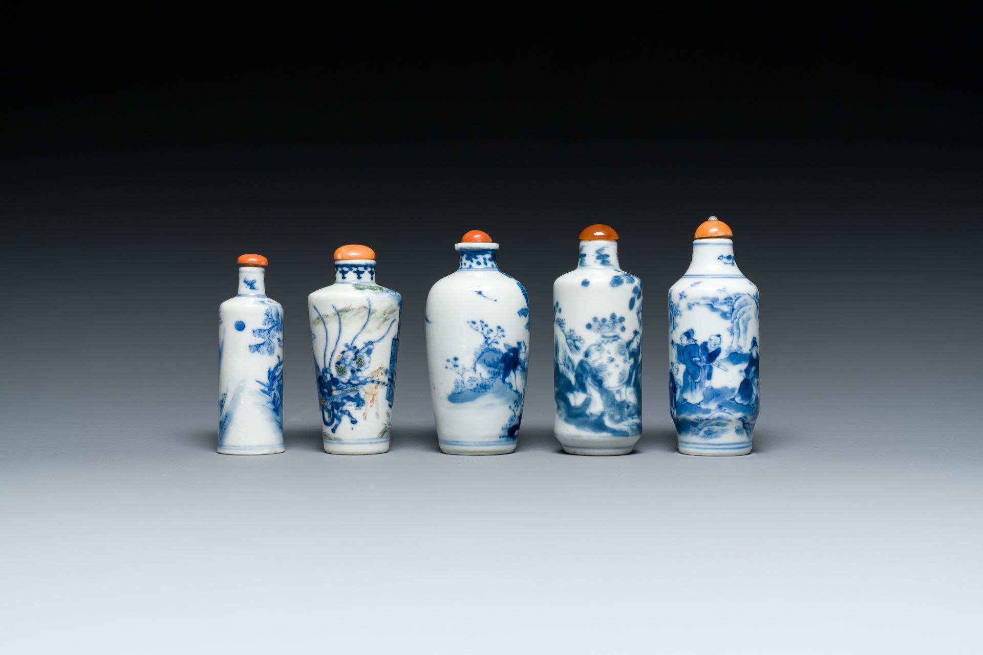 Five Chinese blue, white and wucai snuff bottles, 19th C. - Image 3 of 7