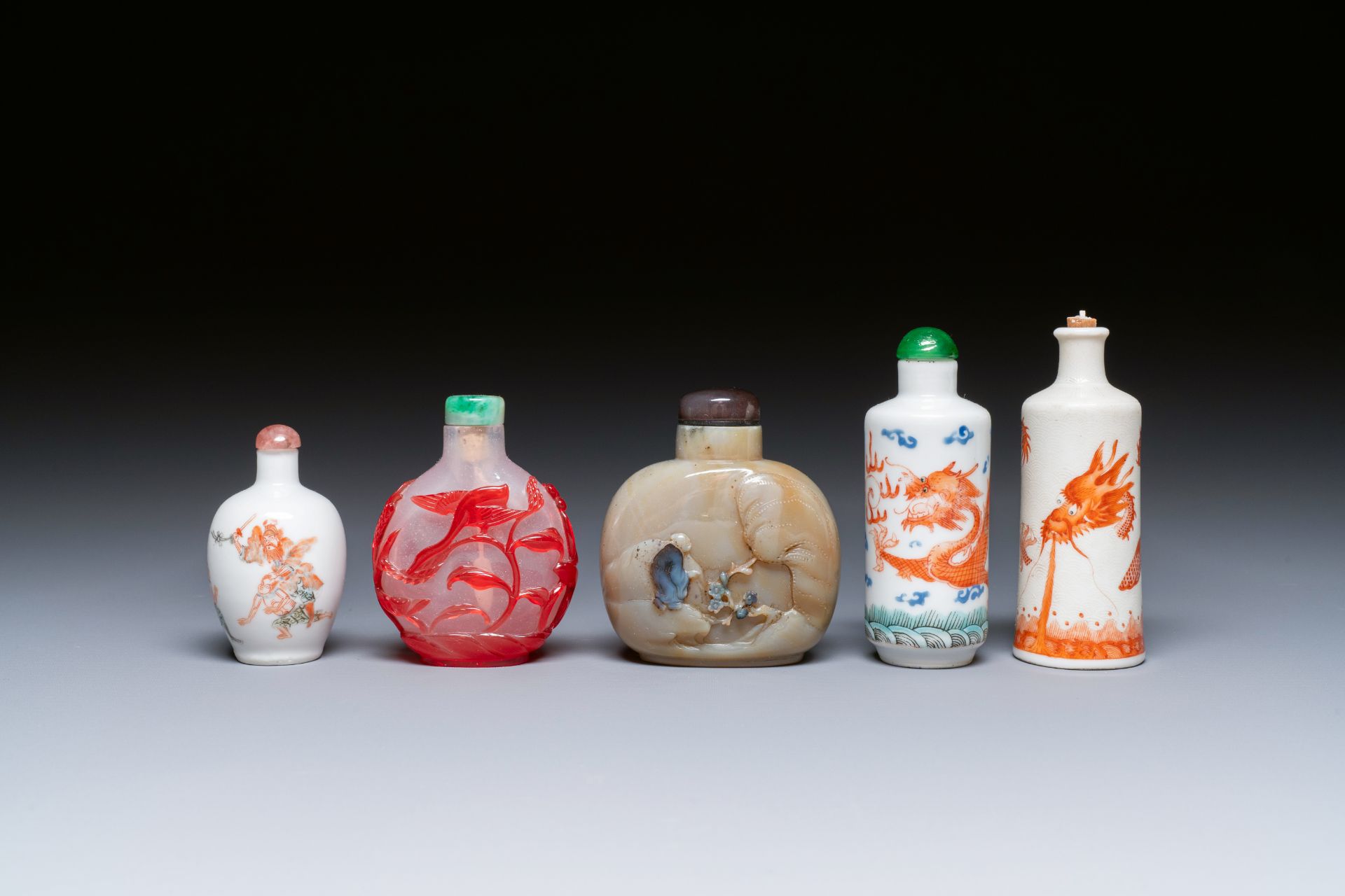 Five Chinese porcelain, glass and agate snuff bottles, 19/20th C. - Image 2 of 5