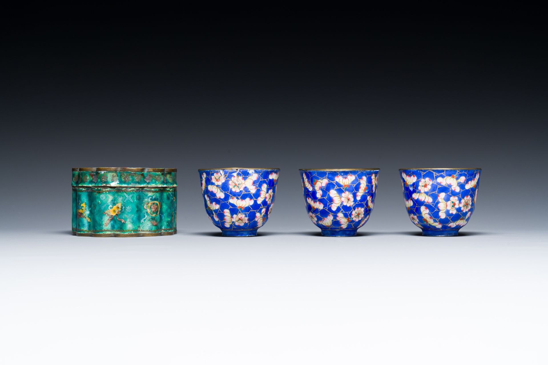 A varied collection of Chinese porcelain and Canton enamel, 18/19th C. - Image 13 of 20