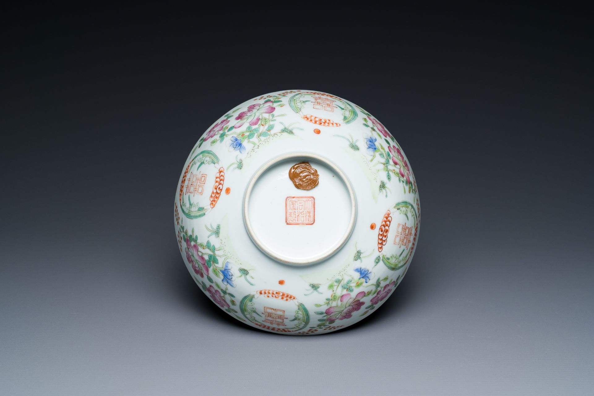 A varied collection of Chinese porcelain, 19/20th C. - Image 9 of 15
