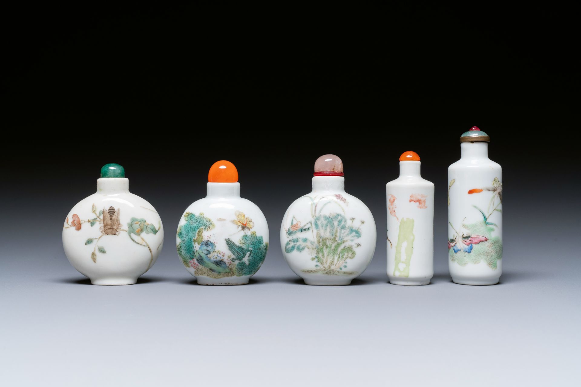 Five Chinese famille rose 'grasshopper' and 'butterfly' snuff bottles, 19/20th C. - Image 3 of 5