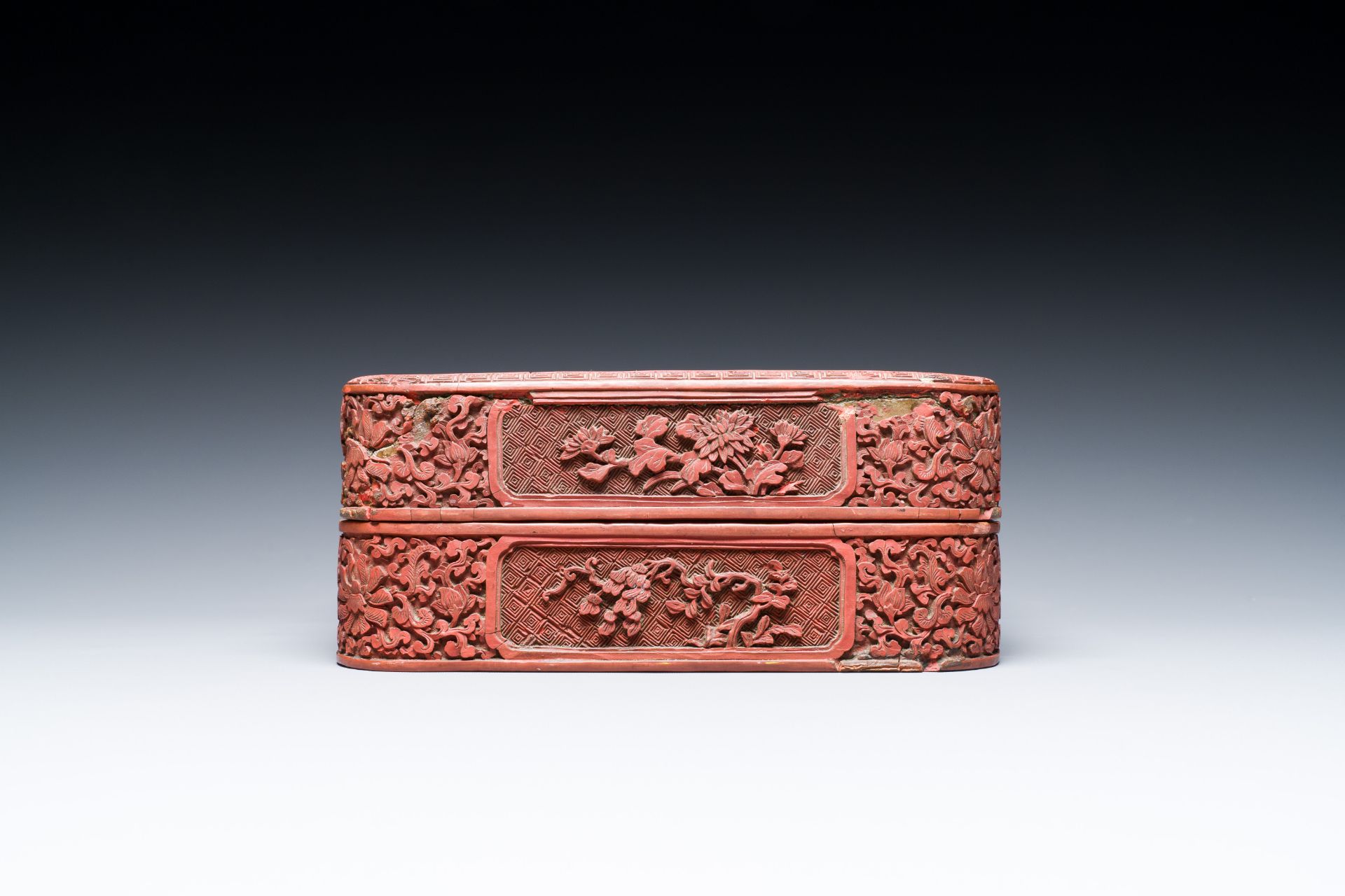 A Chinese red cinnabar lacquer box and cover, 17/18th C. - Image 5 of 8
