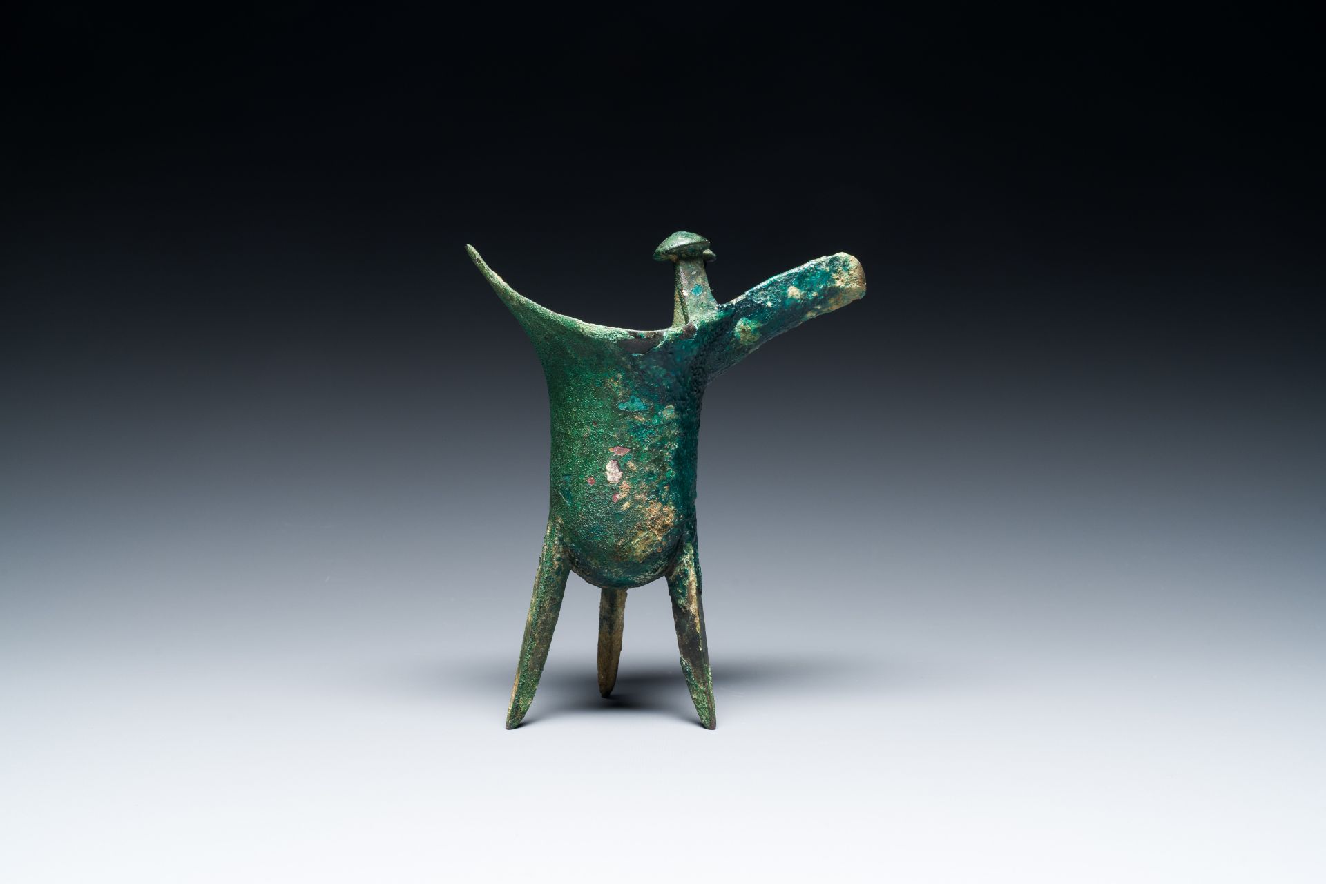 A Chinese archaic bronze ritual wine vessel, 'jue', late Shang dynasty - Image 4 of 7