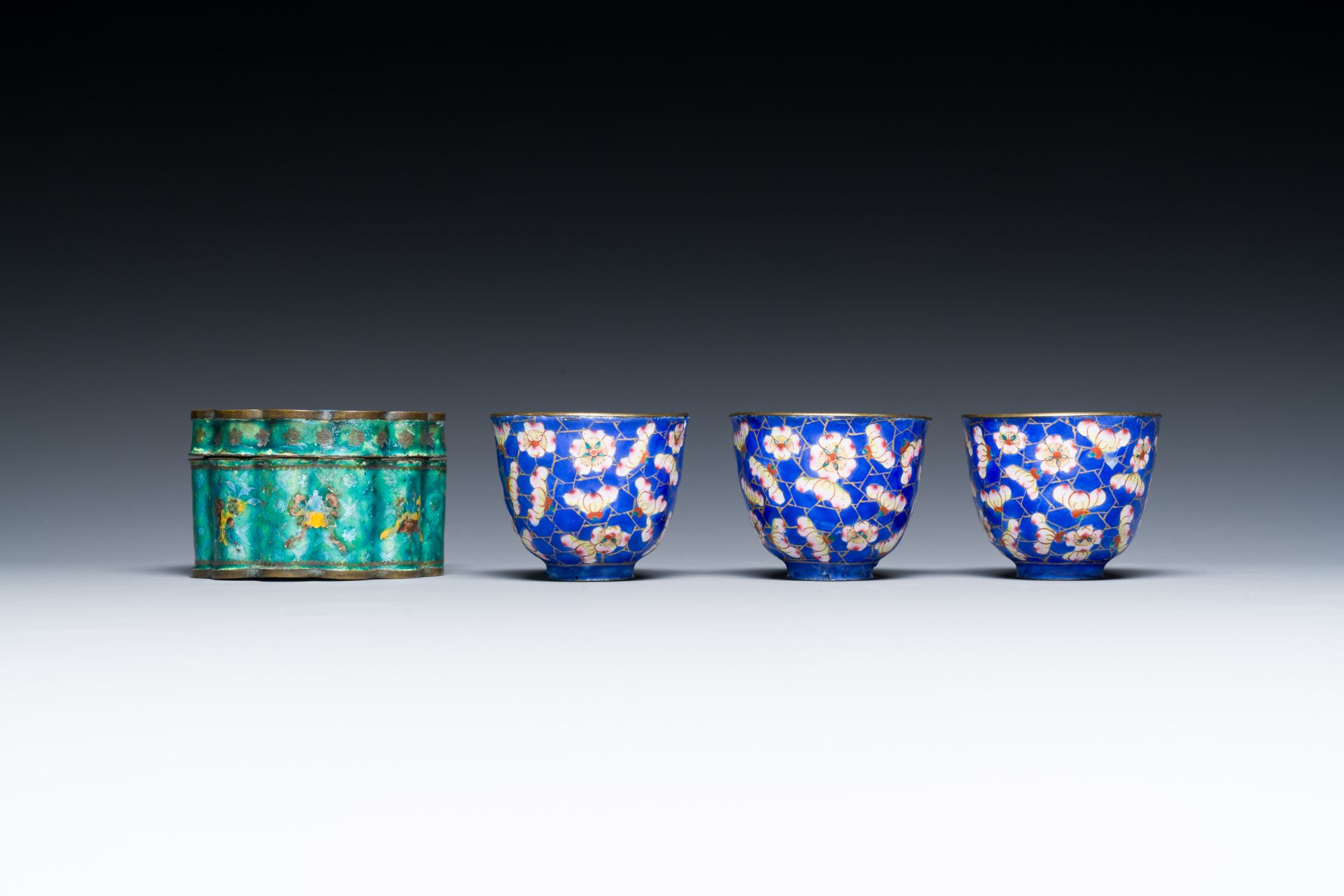 A varied collection of Chinese porcelain and Canton enamel, 18/19th C. - Image 10 of 20