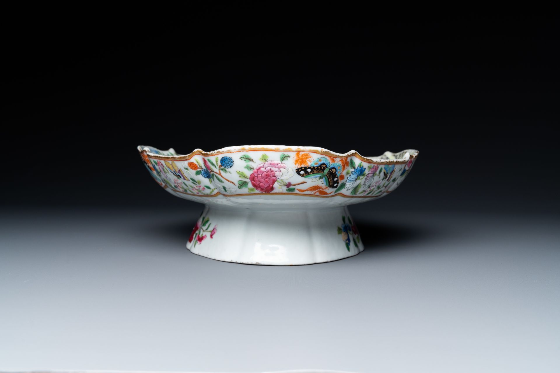 A rare Chinese Canton famille rose tazza depicting a winding stream party, 'liushangqushui' æµè§´æ› - Image 6 of 7