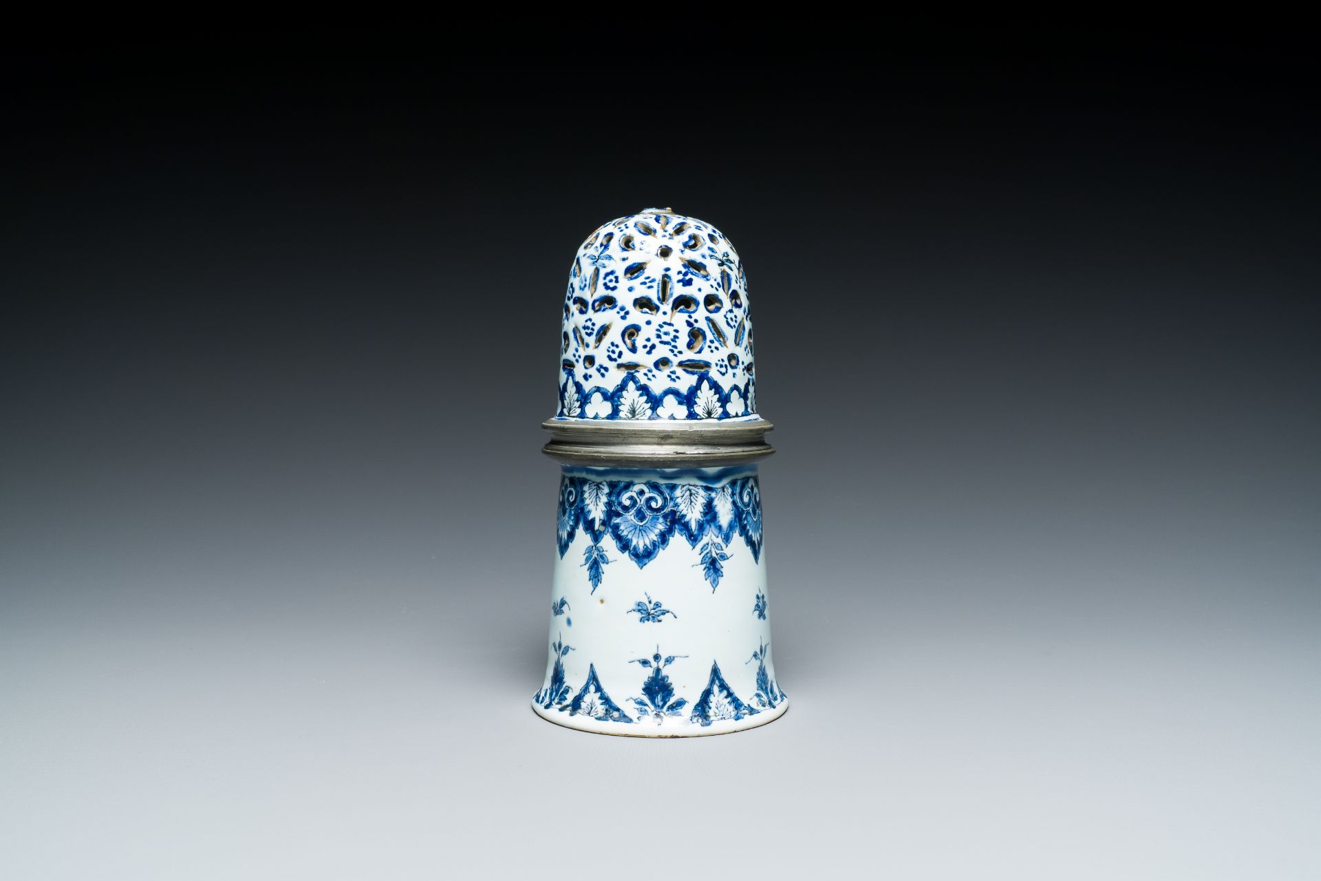 A blue and white French faience caster with pewter mounts, Rouen, 18th C. - Bild 4 aus 7