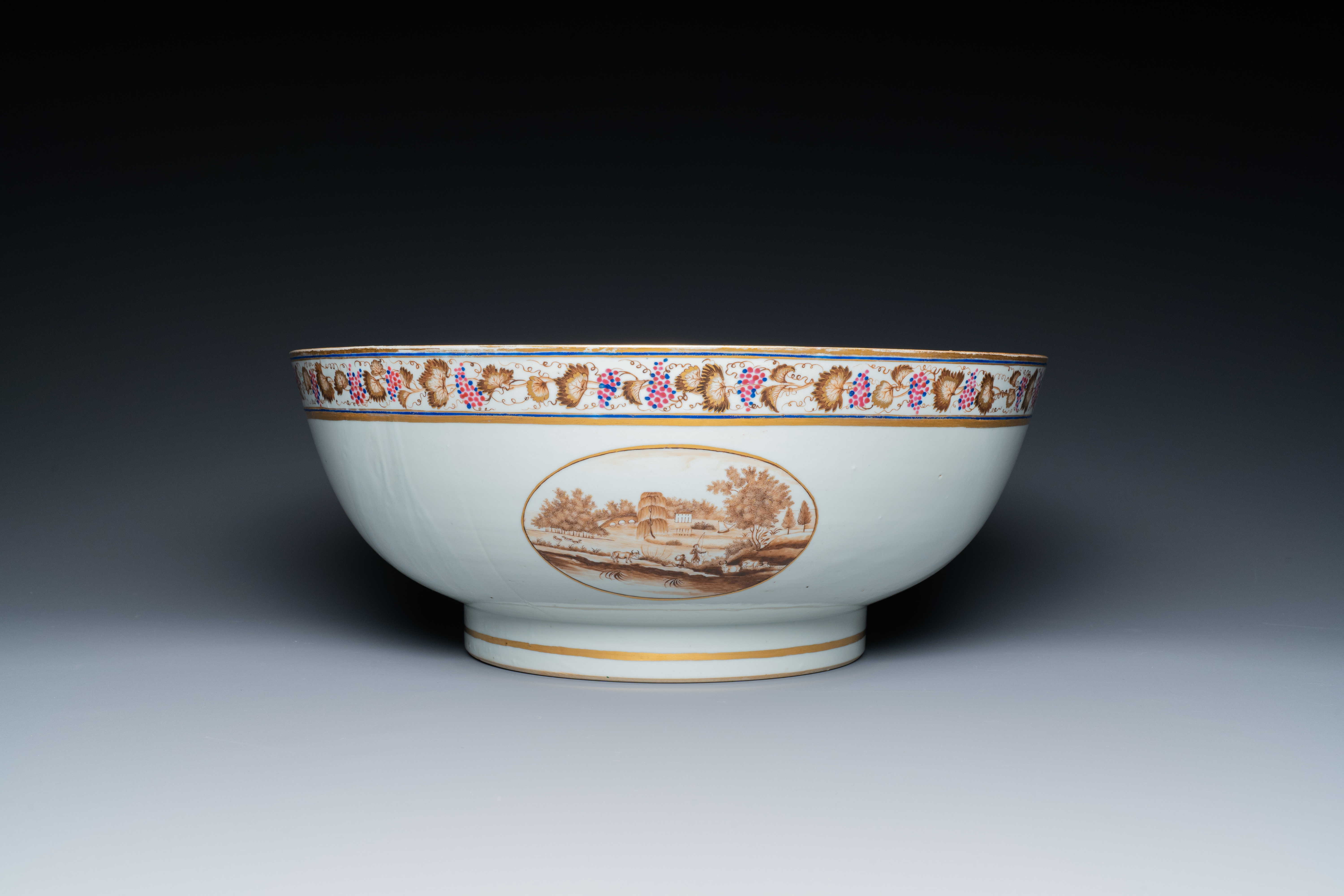 A large Chinese export porcelain punch bowl and dish with a view on Philadelphia, Qianlong - Image 9 of 9