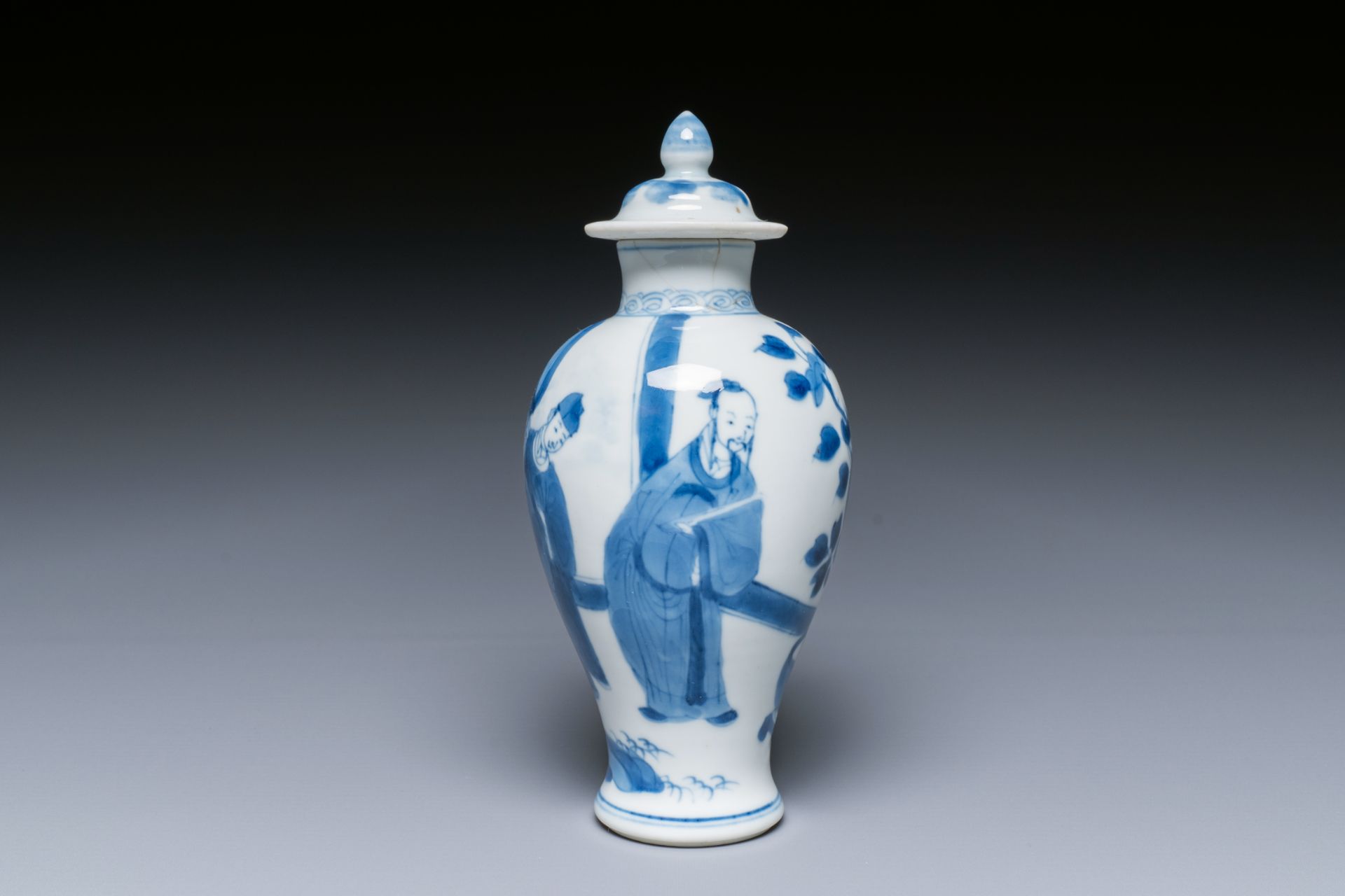 A Chinese blue and white covered vase and a verte-Imari plate, Kangxi - Image 7 of 9