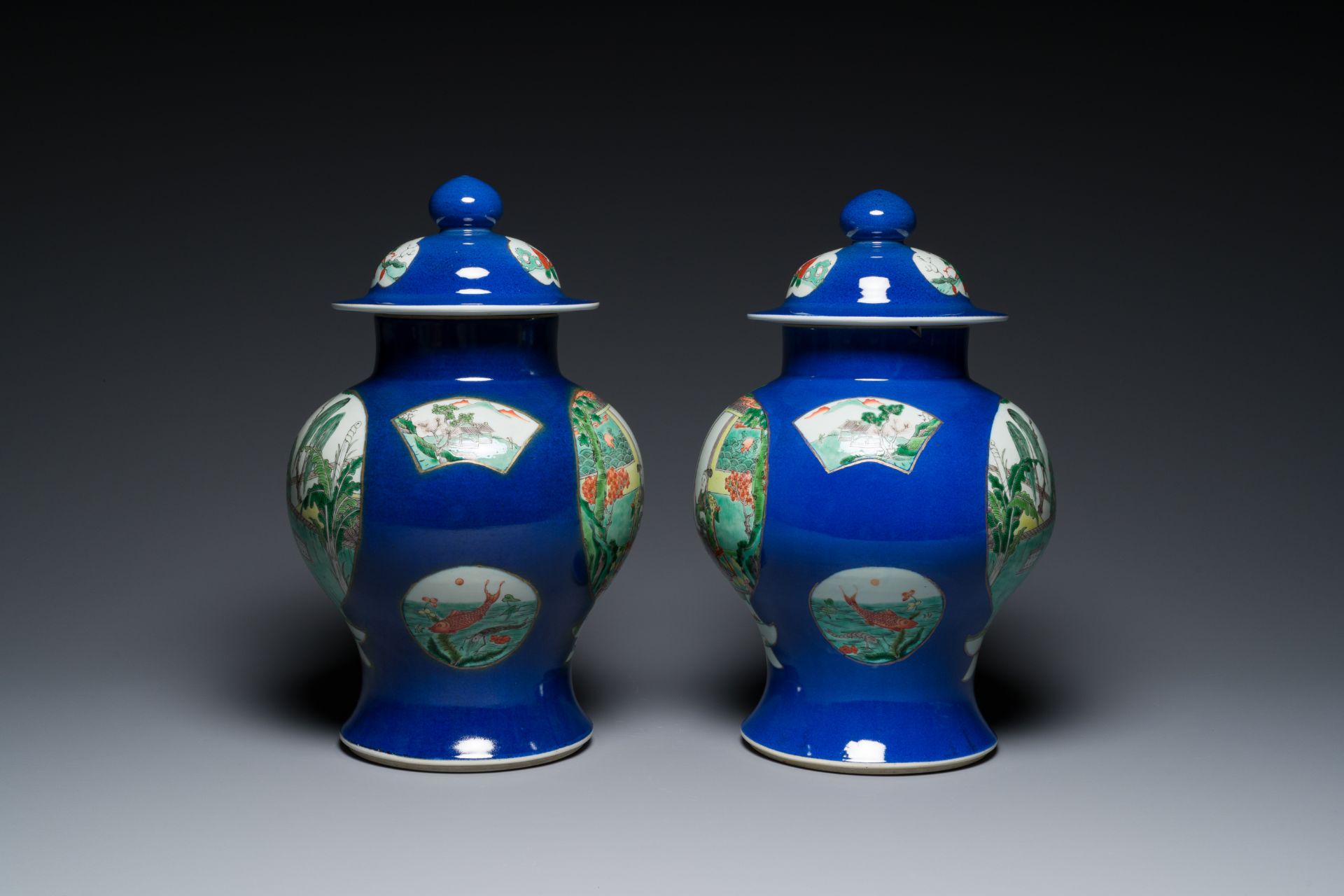 A pair of Chinese powder-blue-ground famille verte vases and covers, 19th C. - Image 4 of 6