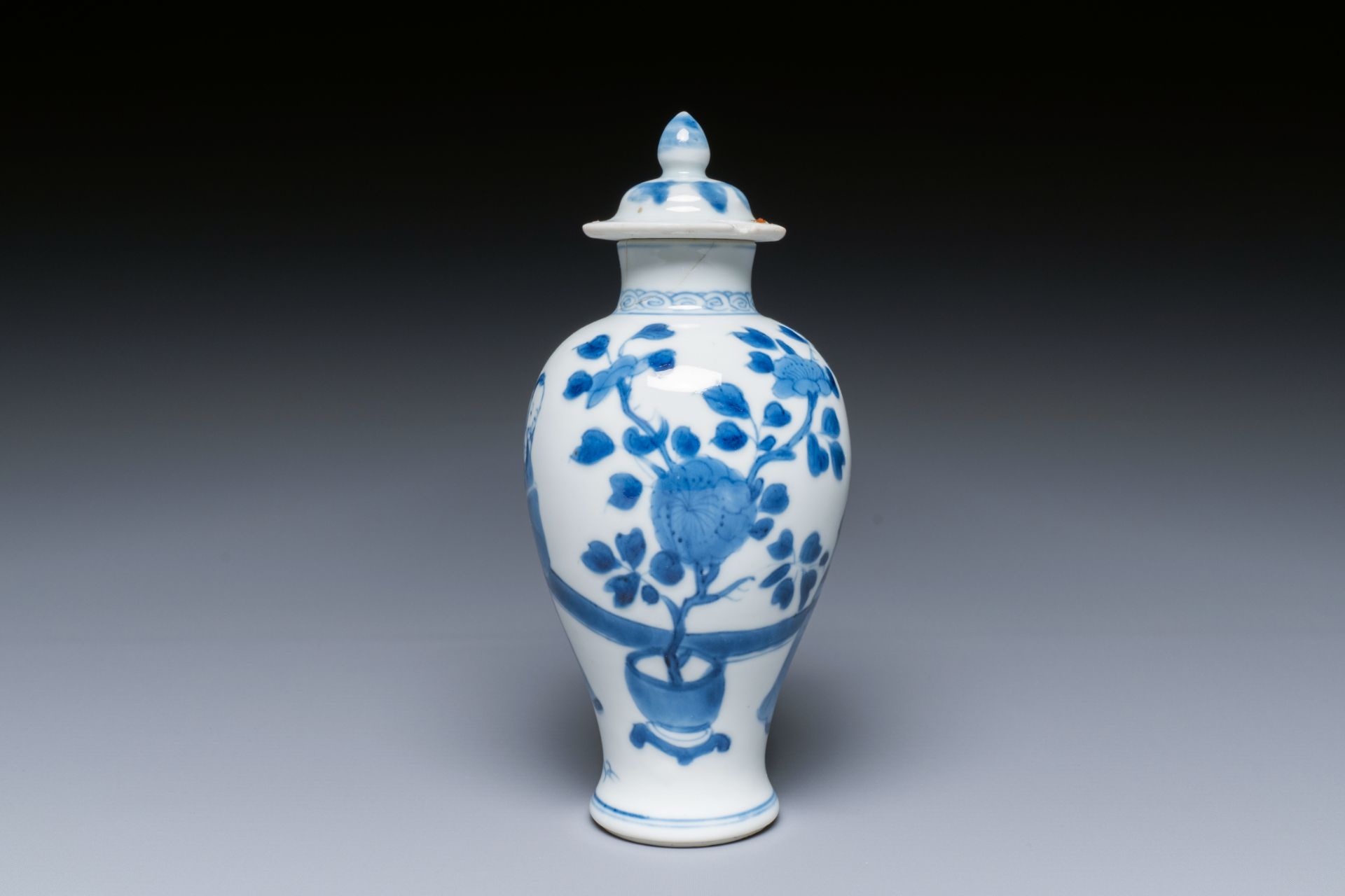 A Chinese blue and white covered vase and a verte-Imari plate, Kangxi - Image 6 of 9