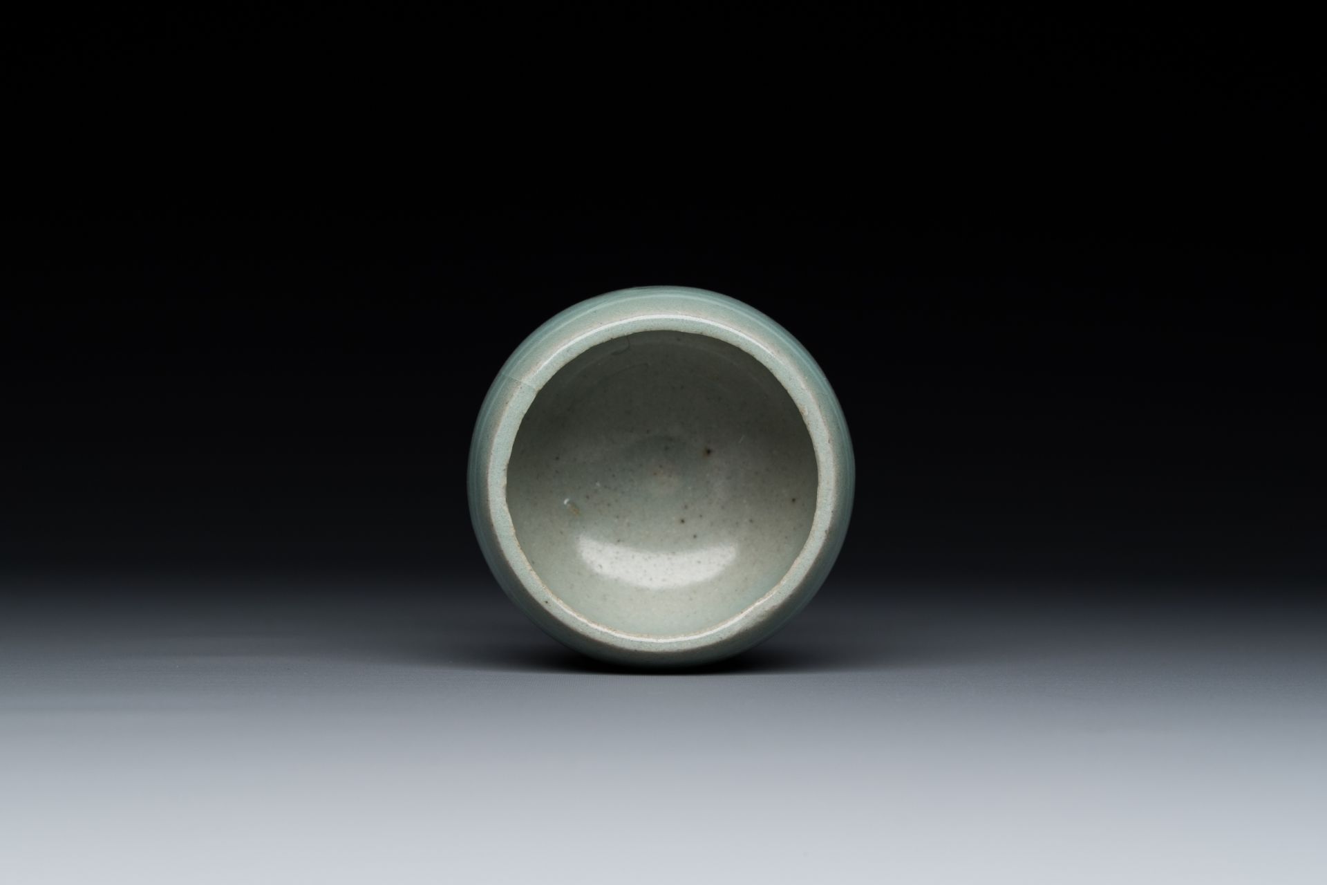 A Korean inlaid celadon cup on a stand, probably Goryeo, 13/14th C. - Image 9 of 10
