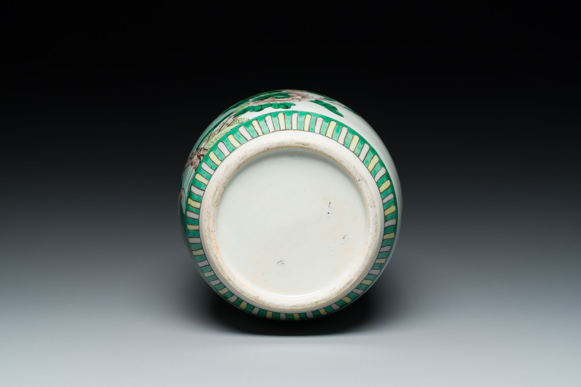 A varied collection of Chinese porcelain, 18/19th C. - Image 18 of 18