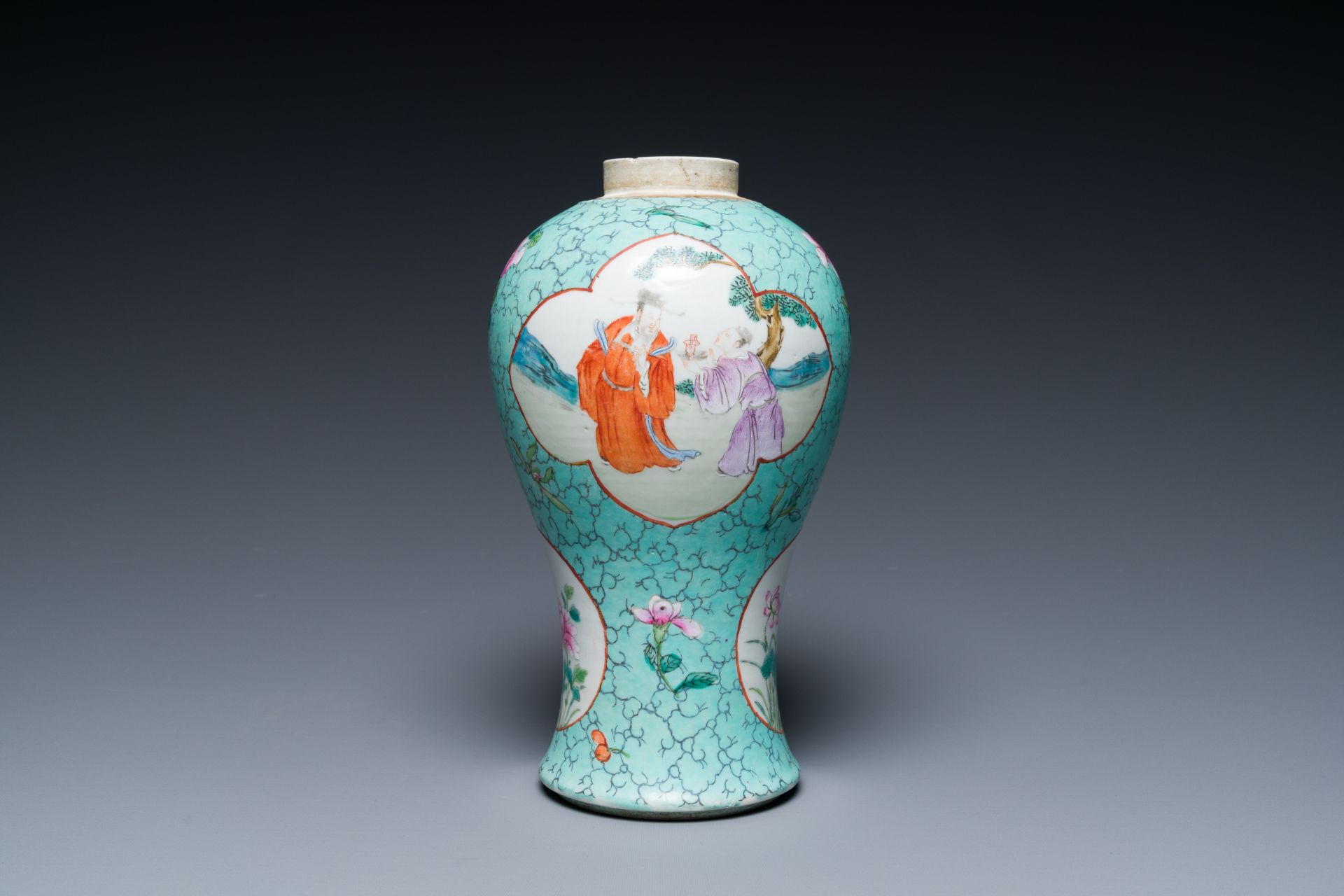 A Chinese turquoise-ground famille rose vase with reticulated wooden cover and stand, 1st half 19th - Bild 2 aus 7