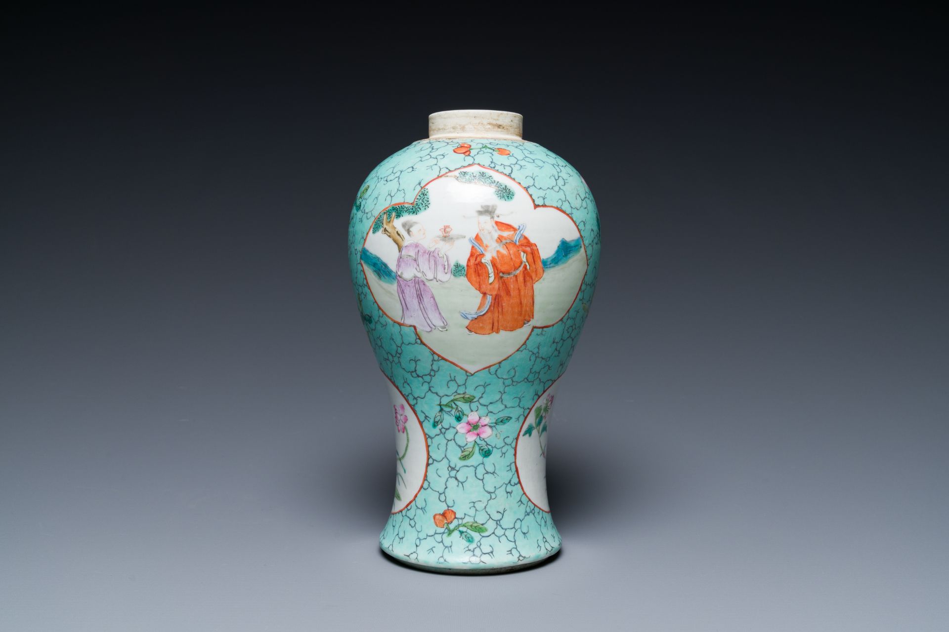 A Chinese turquoise-ground famille rose vase with reticulated wooden cover and stand, 1st half 19th - Bild 4 aus 7