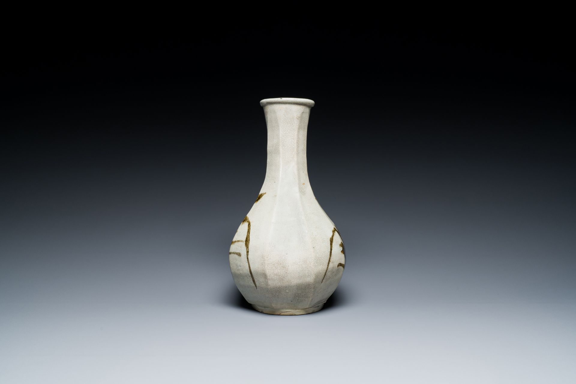 A Korean bottle vase with floral design, Joseon dynasty, 16th C. - Image 4 of 6