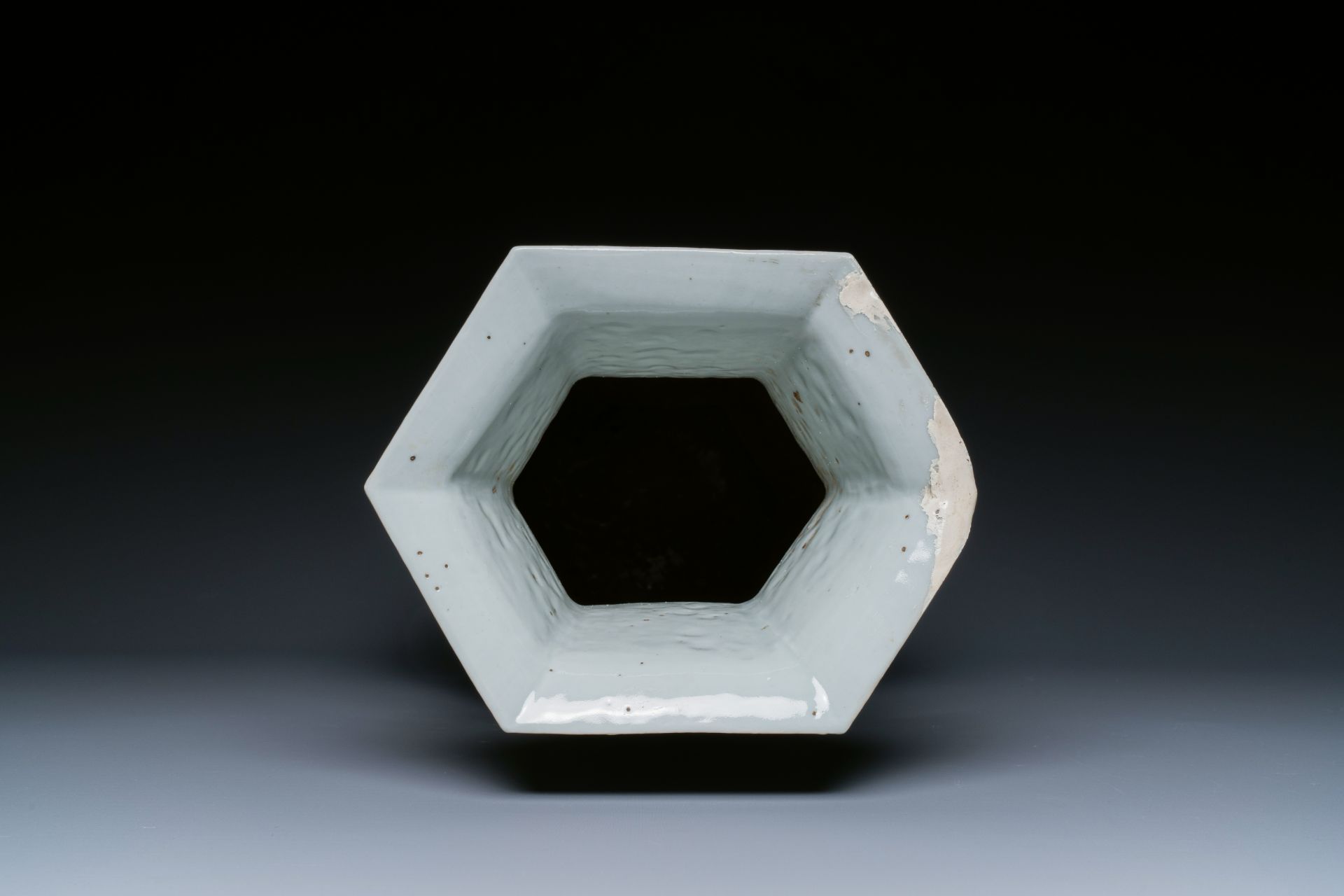 A Chinese hexagonal qianjiang cai vase, signed Wang Qi çŽ‹ç¦, 19/20th C. - Image 5 of 6