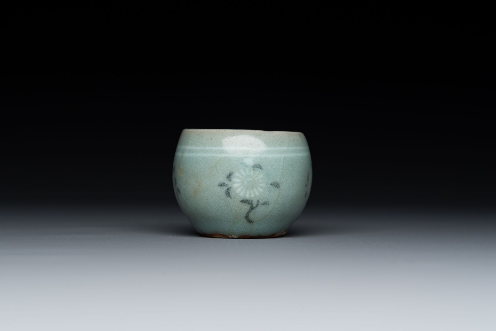 A Korean inlaid celadon cup on a stand, probably Goryeo, 13/14th C. - Image 8 of 10