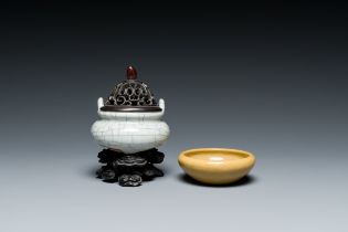 A Chinese ge-type crackle-glazed censer and a small cream-glazed bowl, 19/20th C.