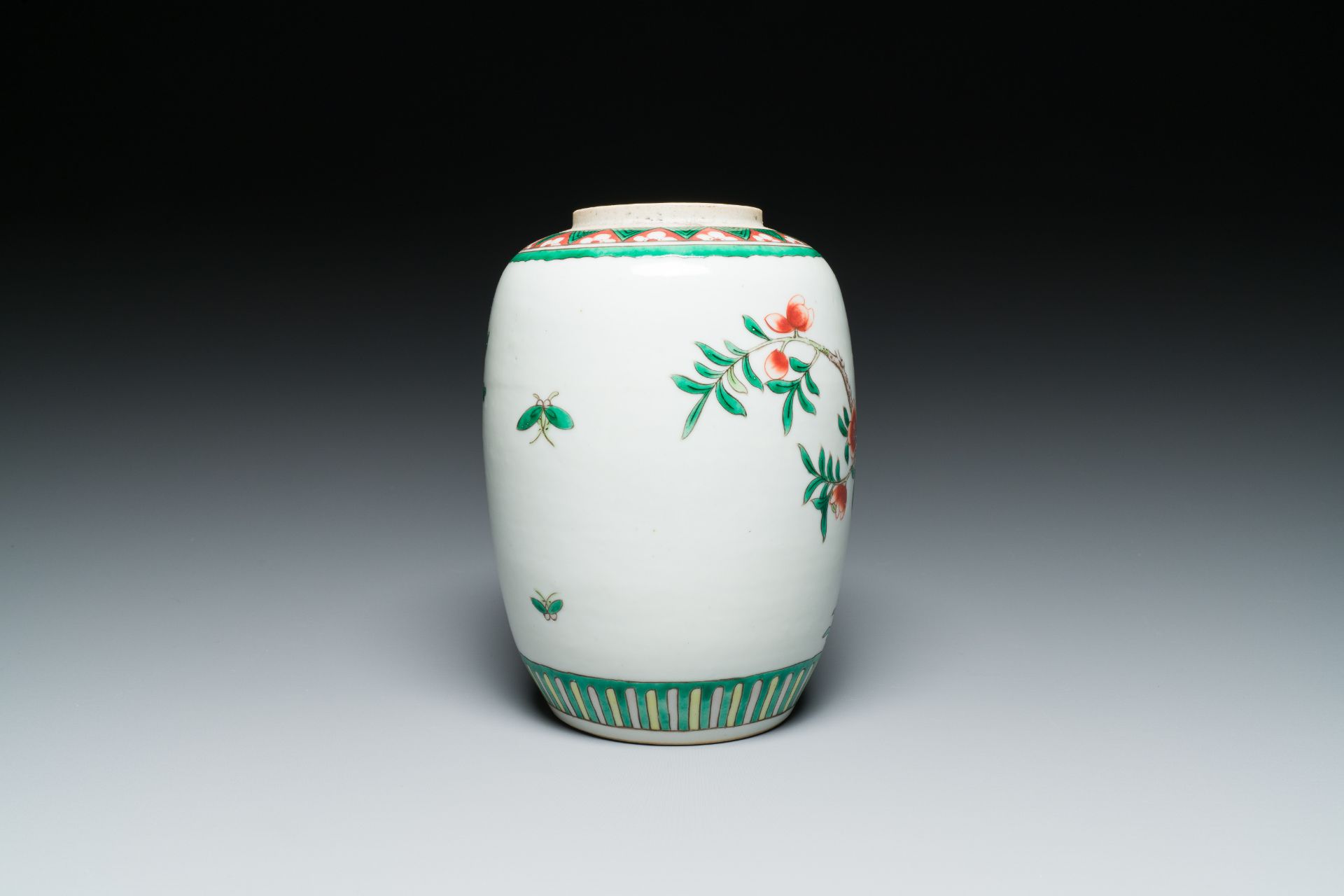 A varied collection of Chinese porcelain, 18/19th C. - Image 16 of 18