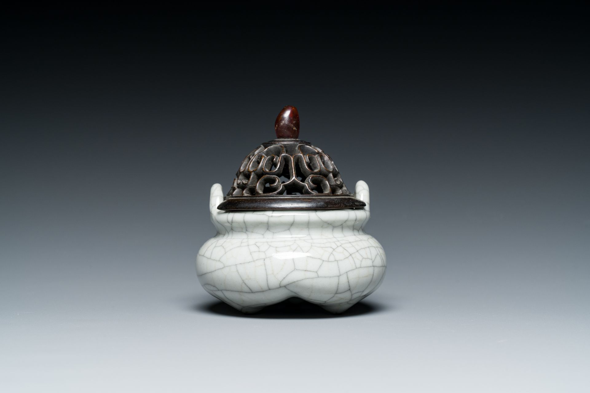 A Chinese ge-type crackle-glazed censer and a small cream-glazed bowl, 19/20th C. - Image 4 of 7