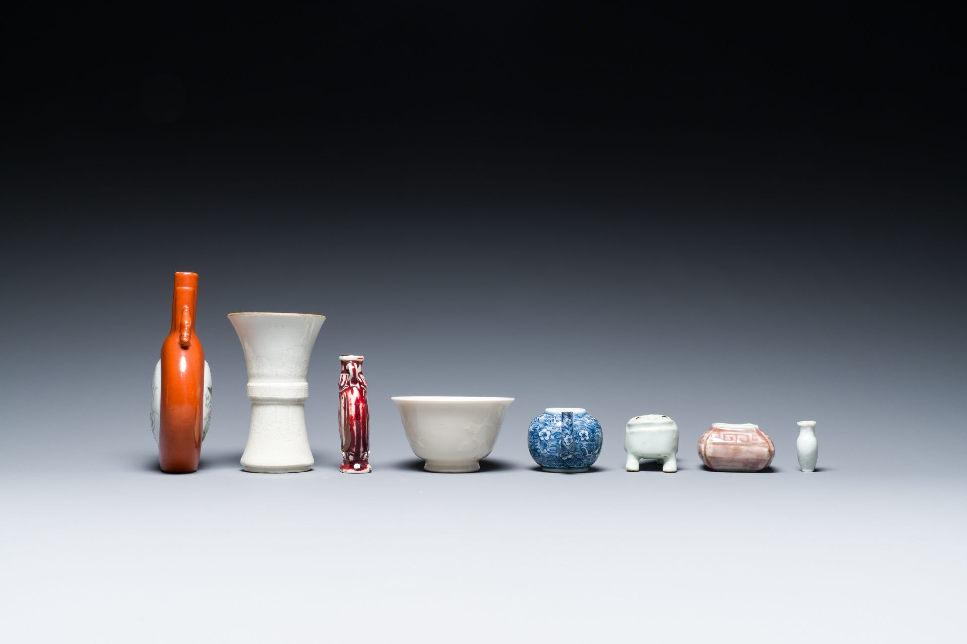 A varied collection of Chinese porcelain, 18/20th C. - Image 5 of 7