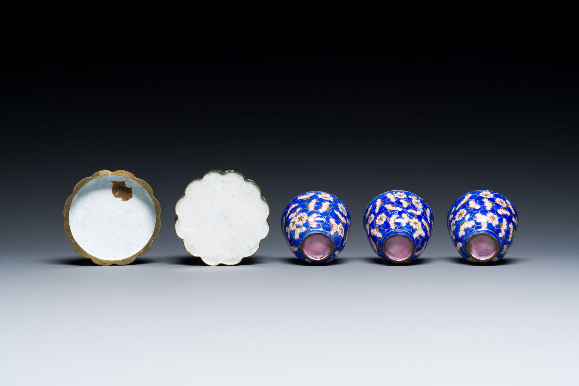 A varied collection of Chinese porcelain and Canton enamel, 18/19th C. - Image 15 of 20