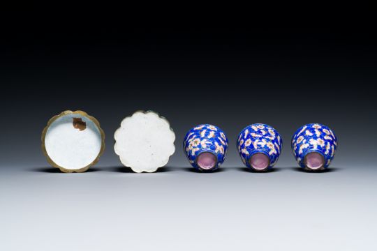 A varied collection of Chinese porcelain and Canton enamel, 18/19th C. - Bild 15 aus 20