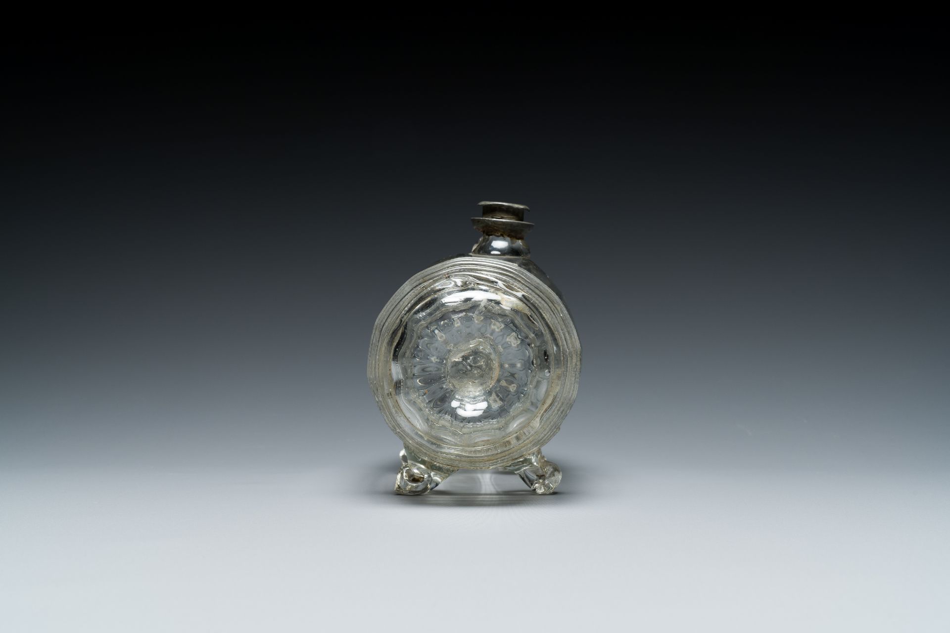 A German barrel-shaped glass bottle with pewter screw cap, 17/18th C. - Image 3 of 7