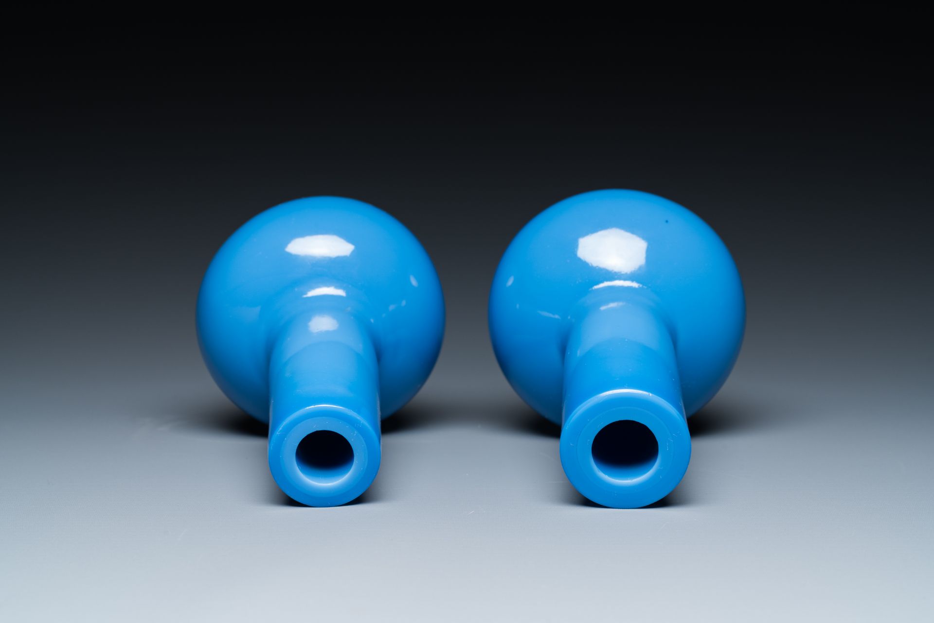 A pair of Chinese turquoise-blue Peking glass bottle vases, Qing - Image 5 of 6