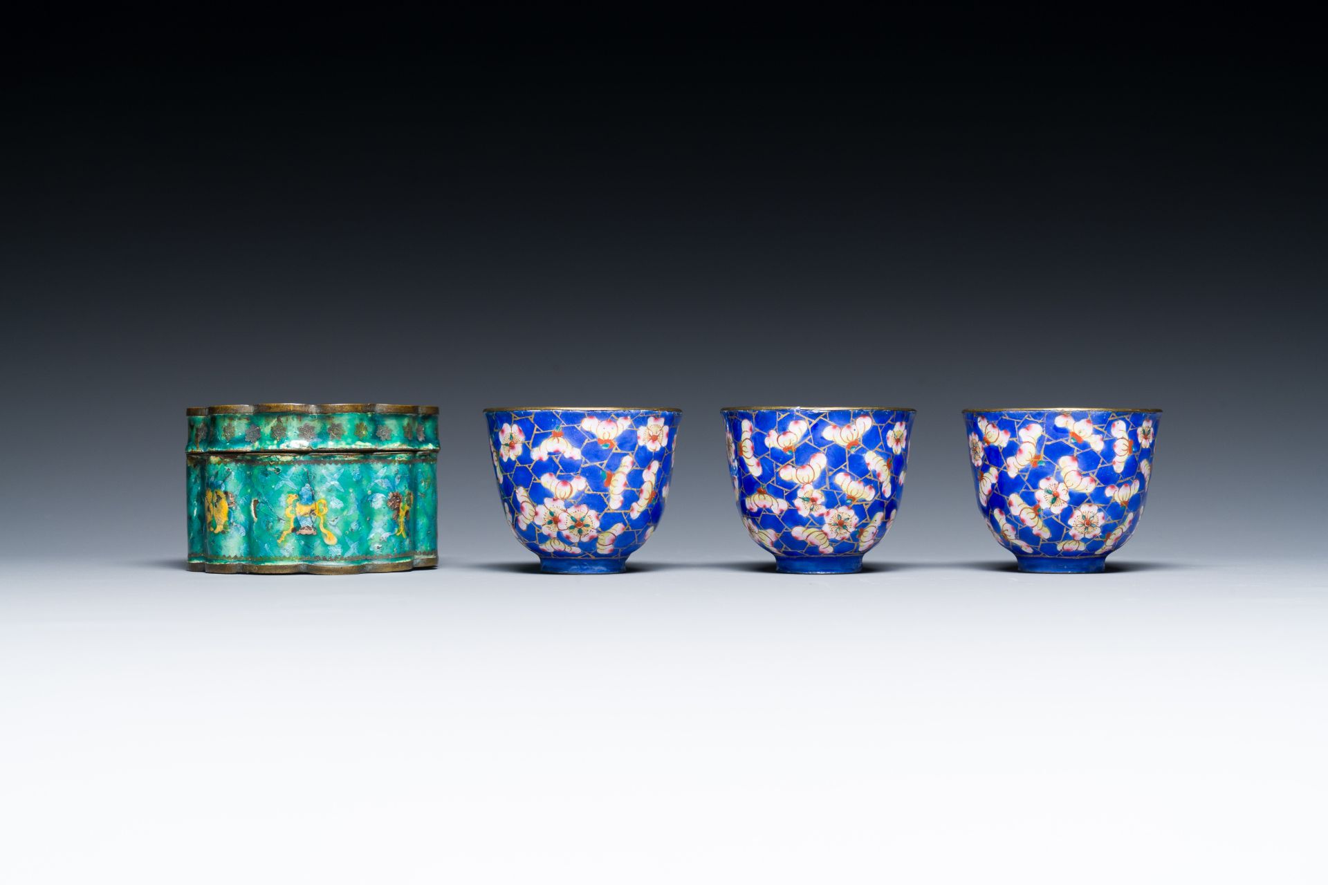 A varied collection of Chinese porcelain and Canton enamel, 18/19th C. - Image 11 of 20