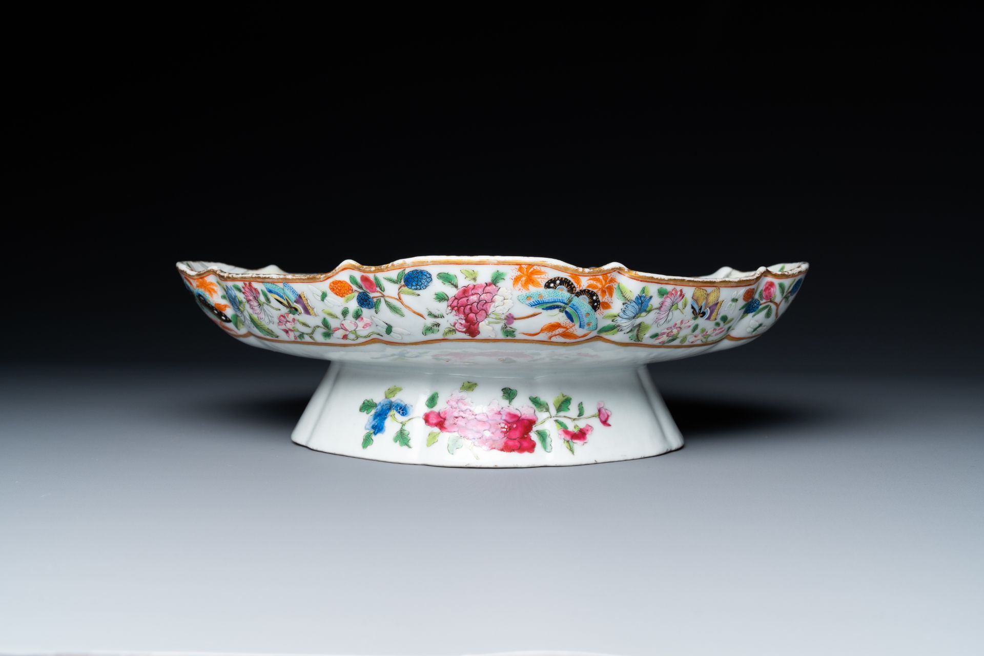 A rare Chinese Canton famille rose tazza depicting a winding stream party, 'liushangqushui' æµè§´æ› - Image 5 of 7