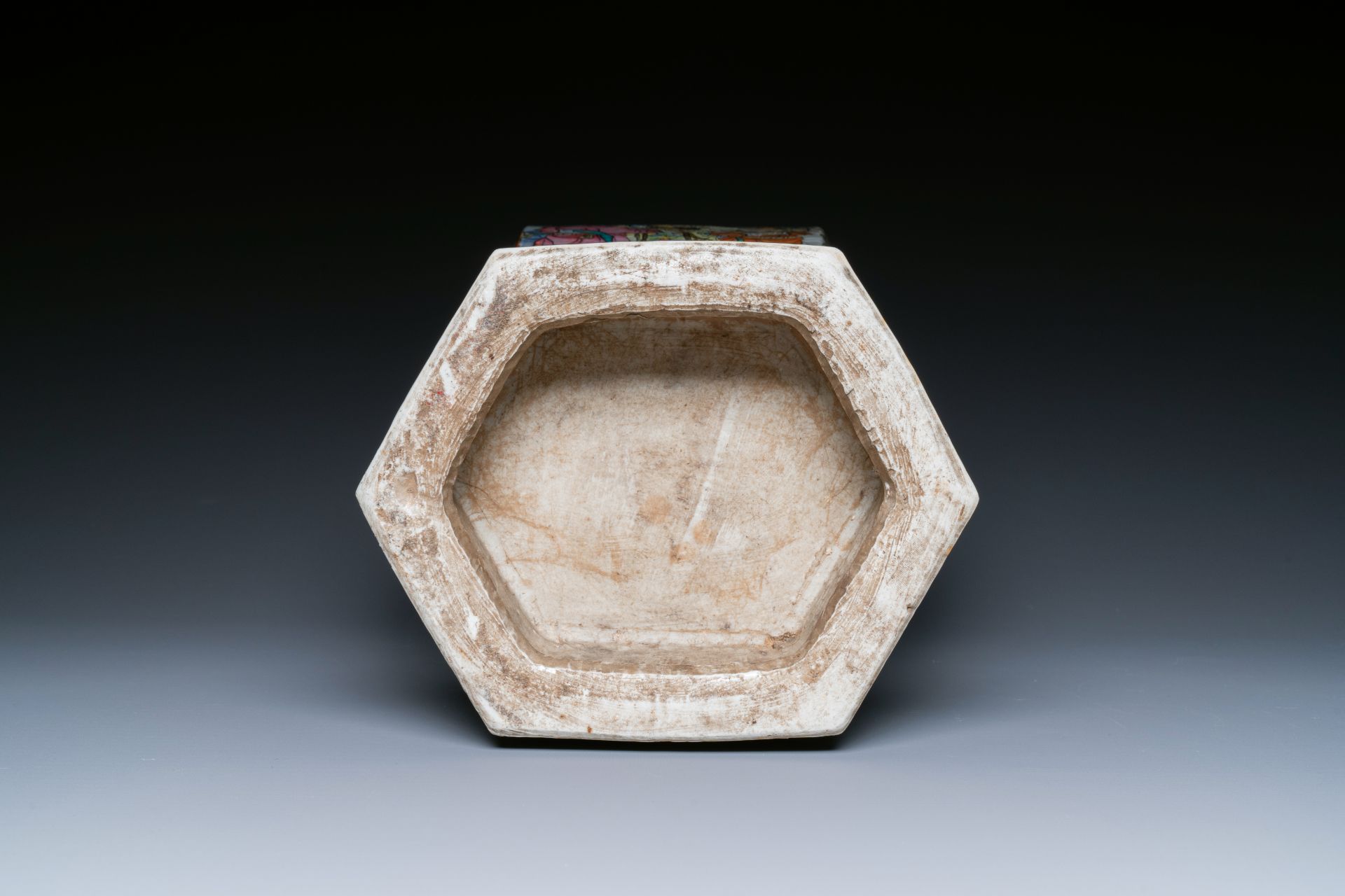A Chinese hexagonal qianjiang cai vase, signed Wang Qi çŽ‹ç¦, 19/20th C. - Image 6 of 6