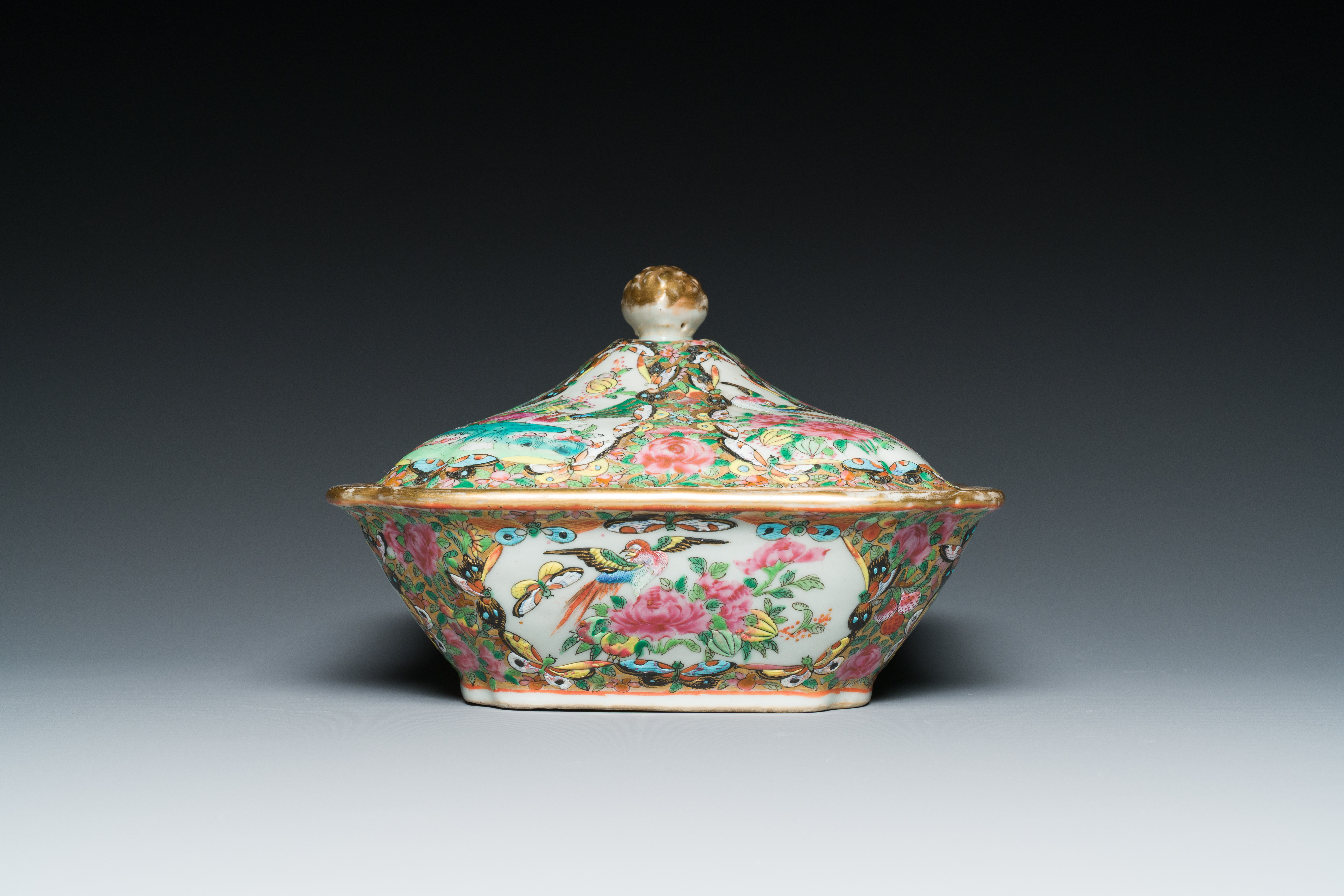 Three Chinese Canton famille rose dishes and a tureen and cover, 19th C. - Image 7 of 9