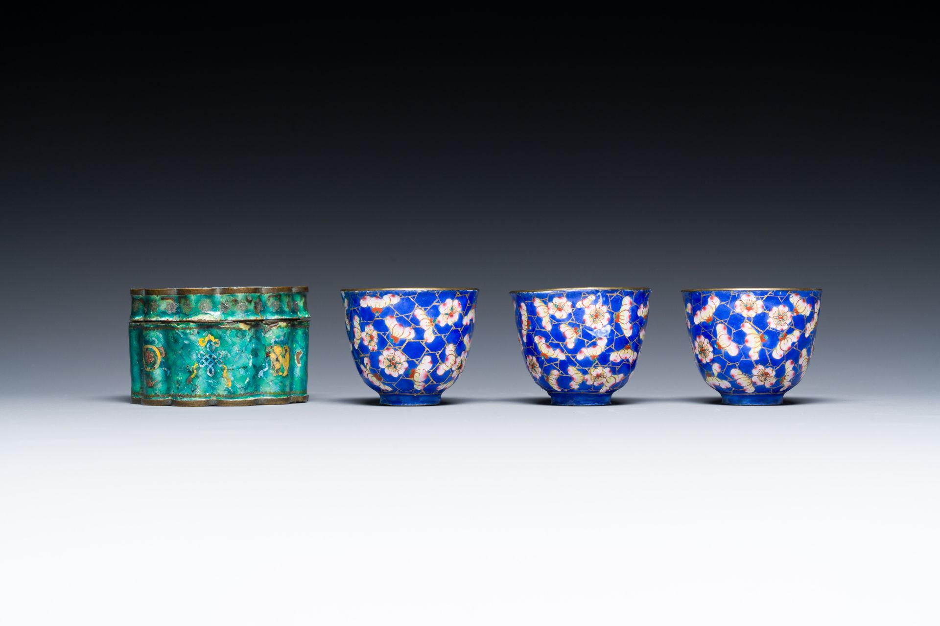 A varied collection of Chinese porcelain and Canton enamel, 18/19th C. - Image 12 of 20